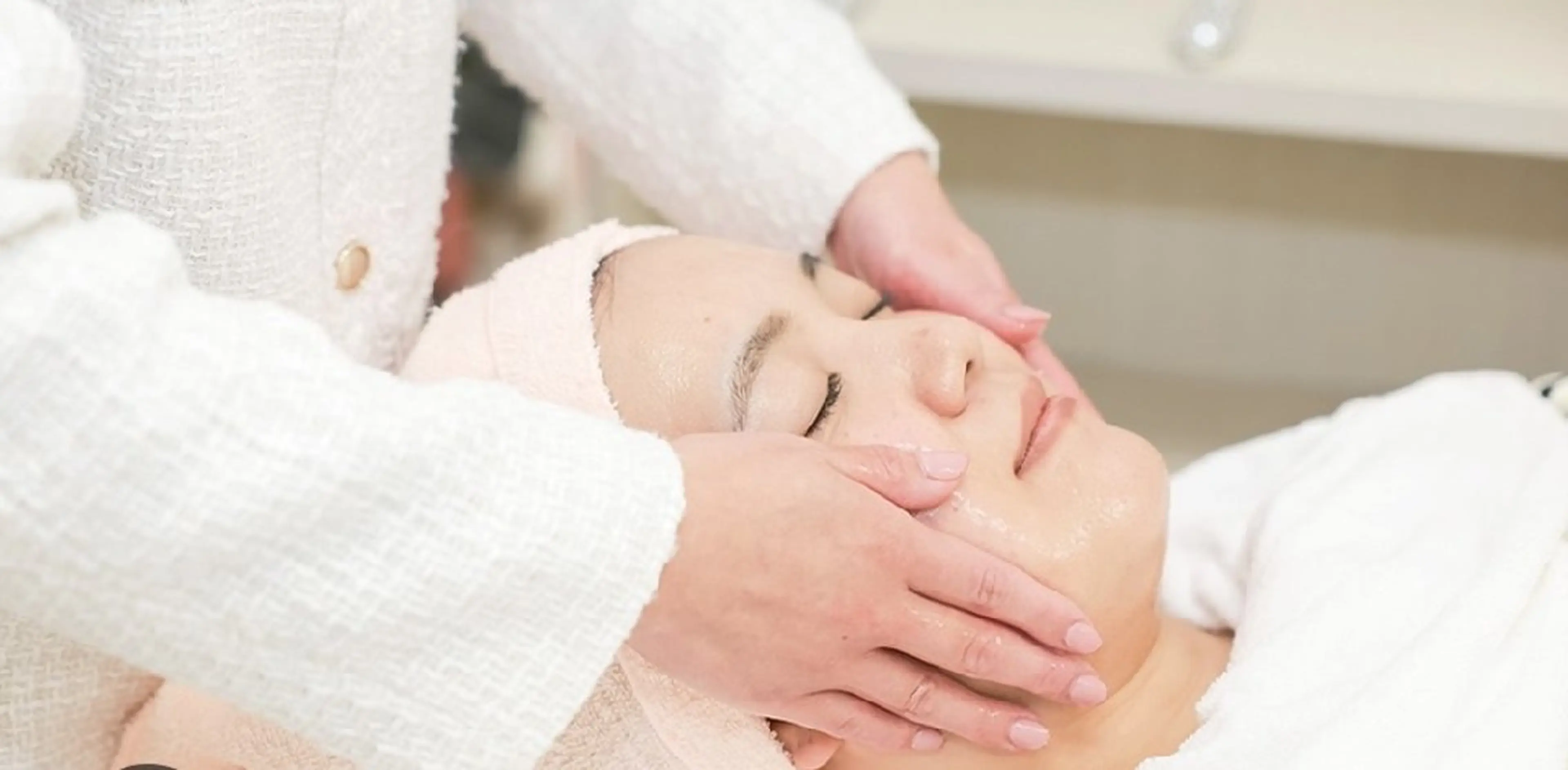 ハンドフェイシャルマッサージ+ハイドラフェイシャル（オールハンドによるお顔のマッサージとごっそり毛穴洗浄）の写真