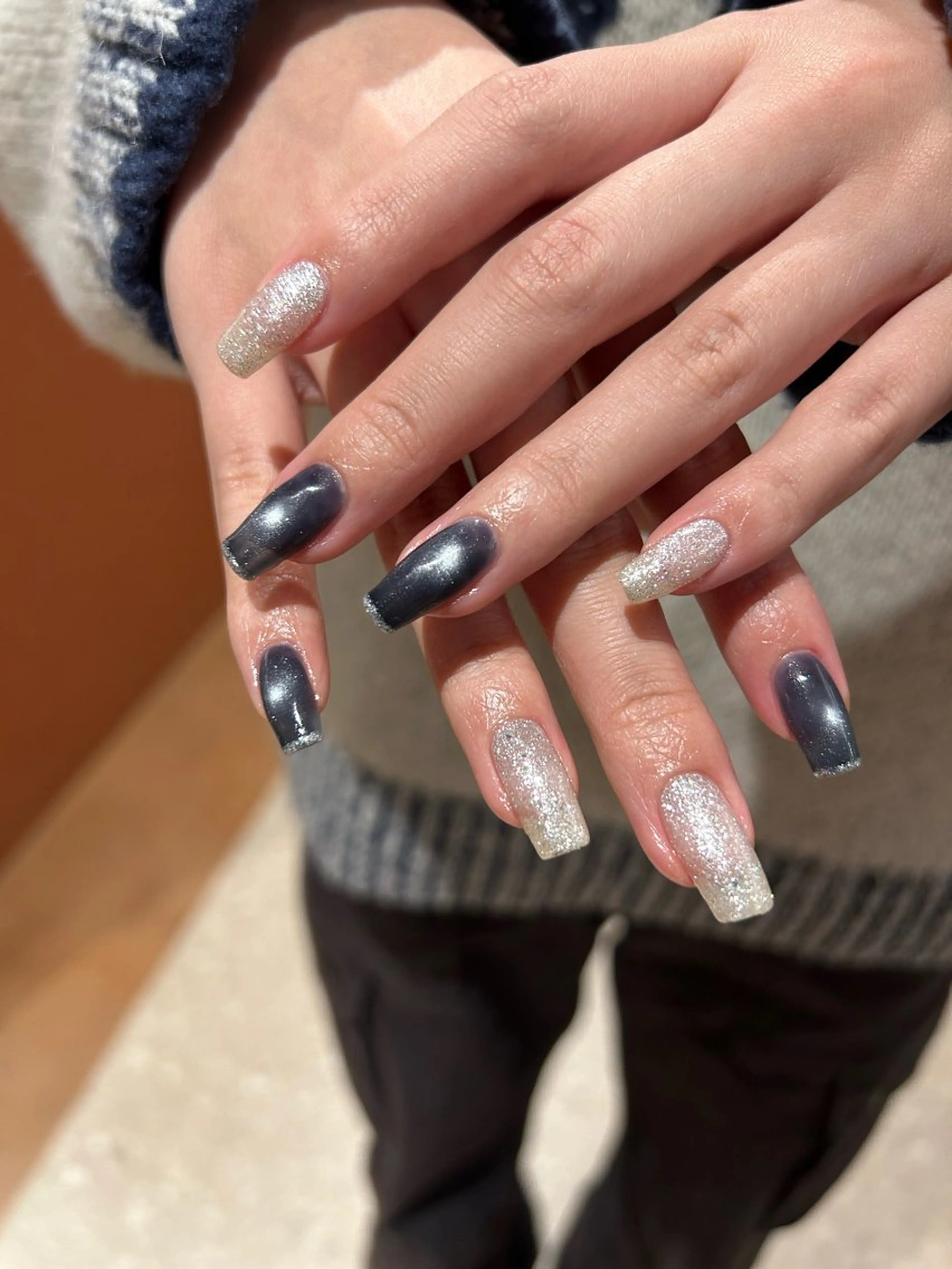 ネイル キラキラネイル ネイビー ハンドネイル SALONVILLAGE Ebisu所属・Lueur 恵比寿 HARUKAのネイルデザイン