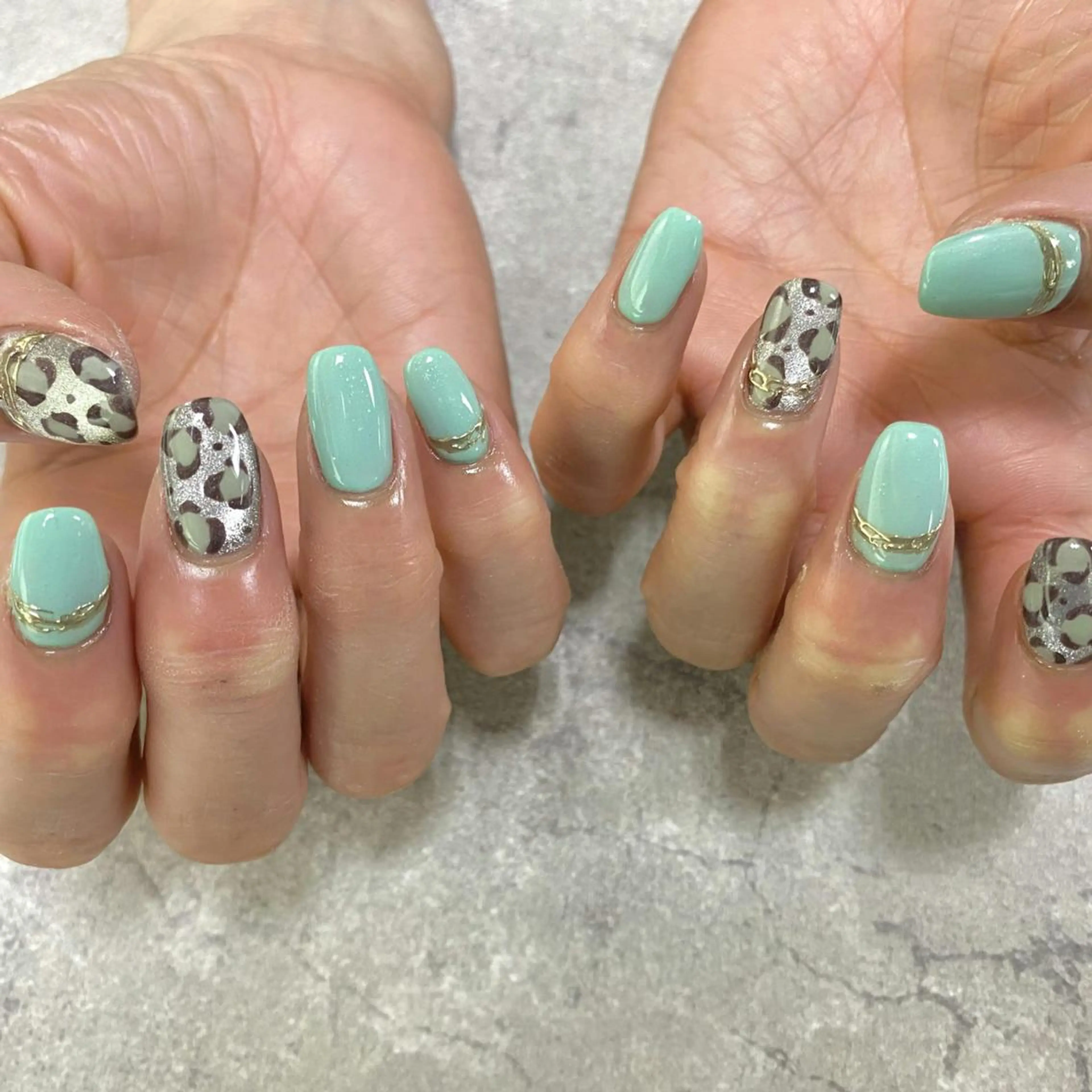 ネイル アニマル柄 フットネイル フレンチネイル グラデーション キラキラネイル FASTNAIL PLUS 新宿店のネイルデザイン