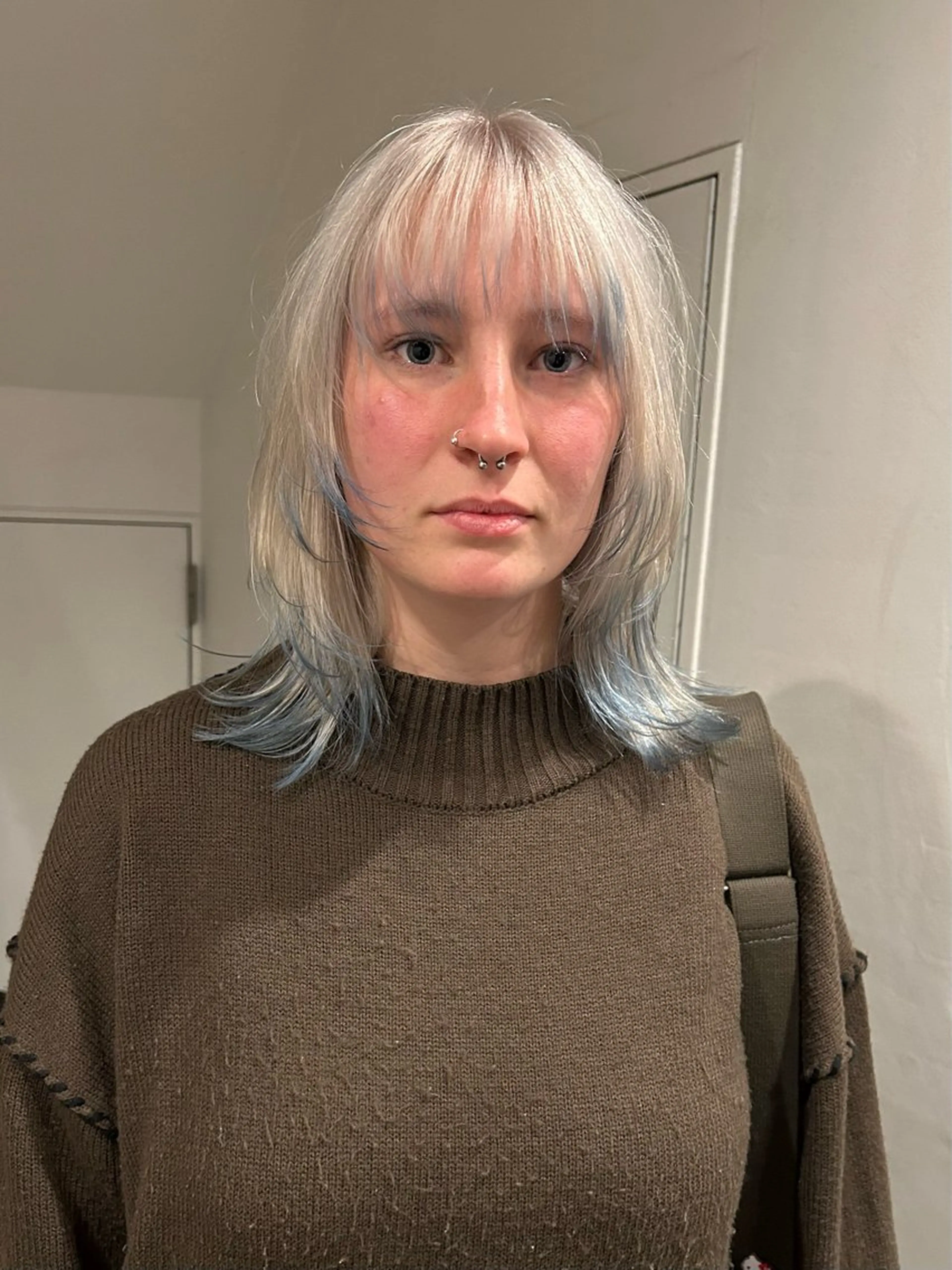 ミディアム カラー ブロンド ブルーカラー ホワイトブロンド カット ヘアカラー トリートメント hen所属・心斎橋/レイヤー/ ブリーチ/モエのヘアスタイル