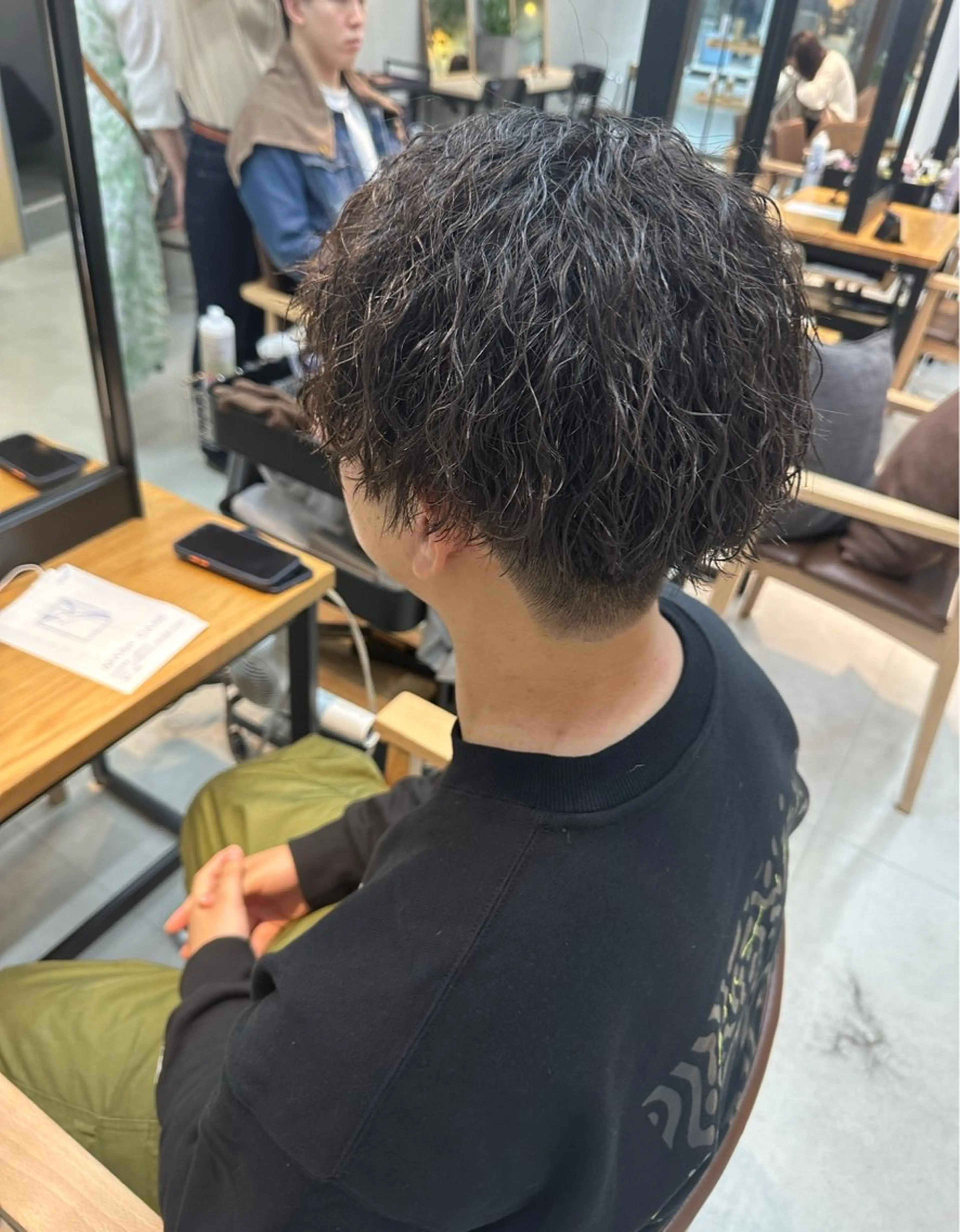 ミディアム メンズ ミディアムパーマ メンズパーマ 波巻きパーマ mee.urawa所属・似合わせショート×透 明感/やじまたかしのヘアスタイル