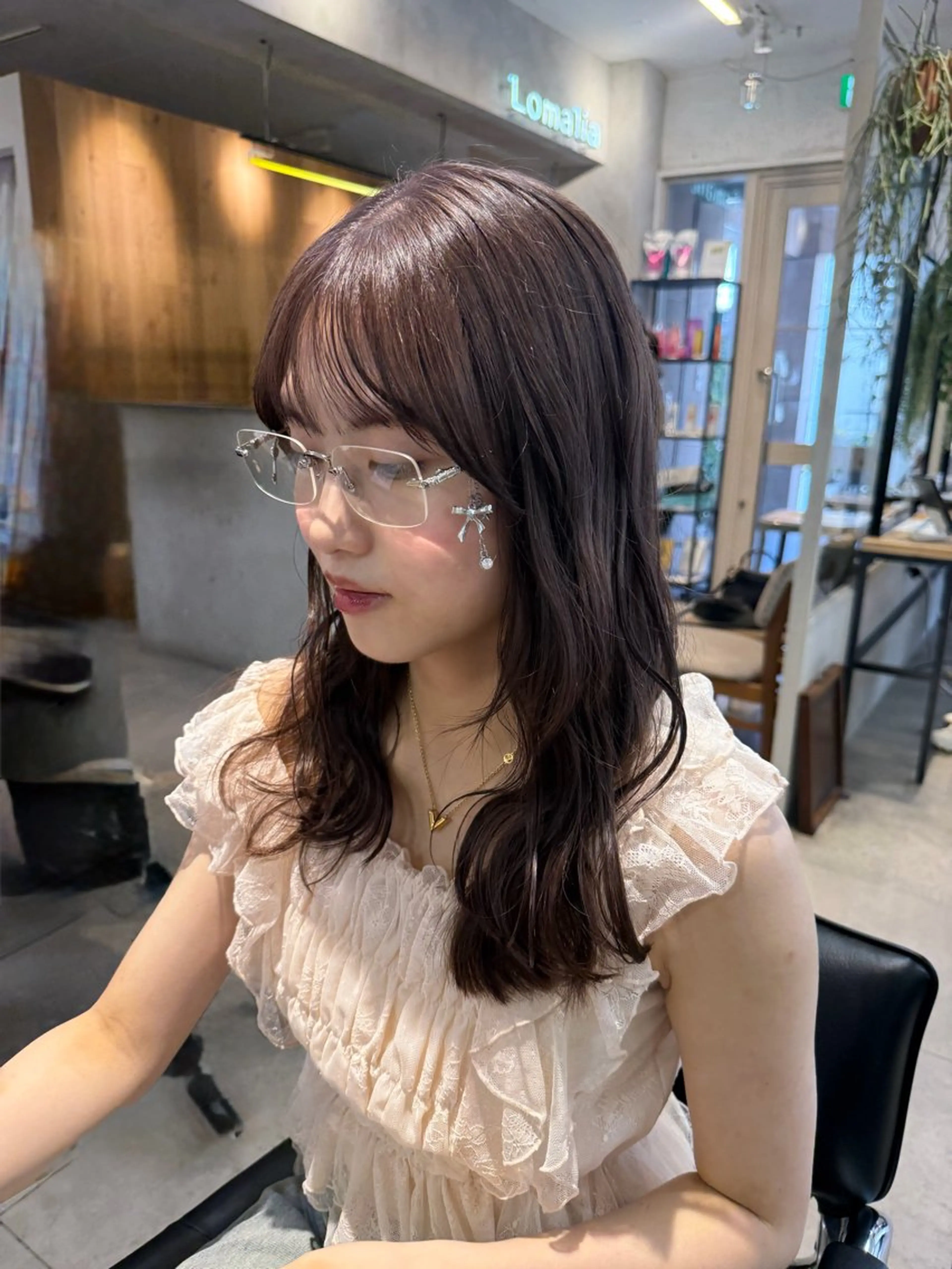 セミロング カラー ミルクティー× グレージュMOMOのヘアスタイル