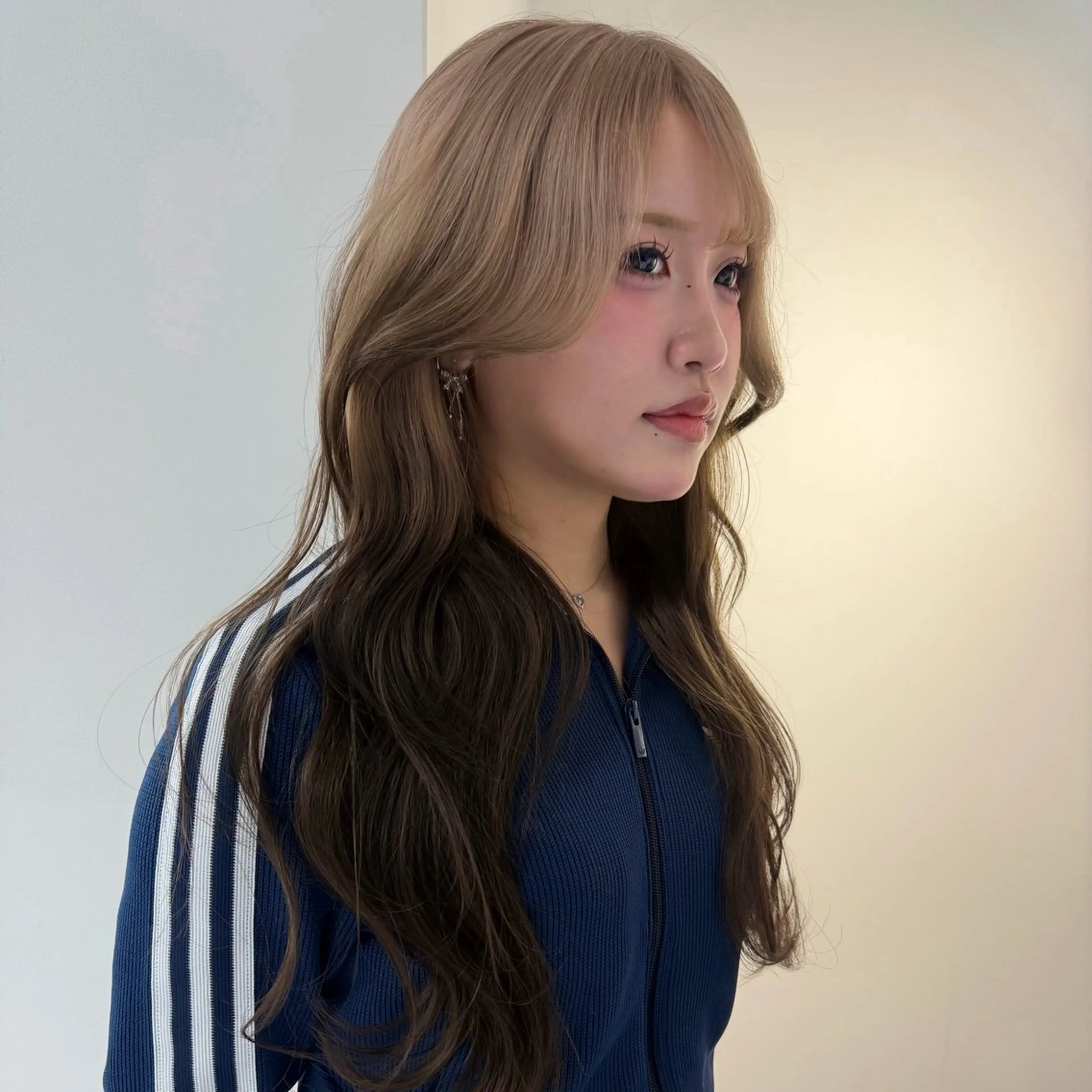 ロング カラー ベージュカラー ブリーチ ケアブリーチ デザインカラー ダブルカラー カット ヘアカラー トリートメント TATSUブリーチ/ ミルクティーベージュのヘアスタイル