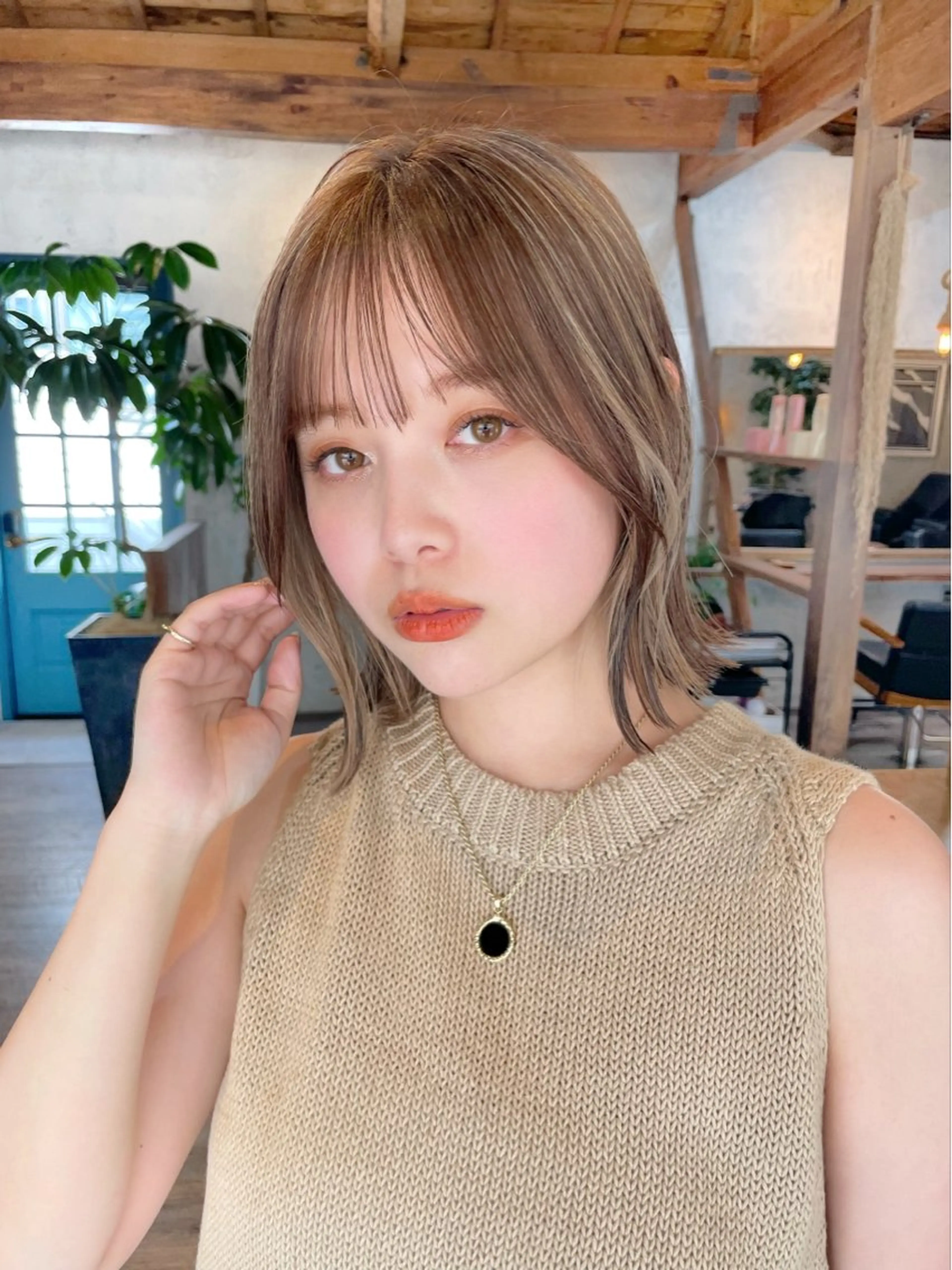 ミディアム 切りっぱなしボブ ショートボブ ボブレイヤー ミディアムパーマ ボブ カット ヘアカラー ボブ顔周り 韓国遠藤小雪のヘアスタイル