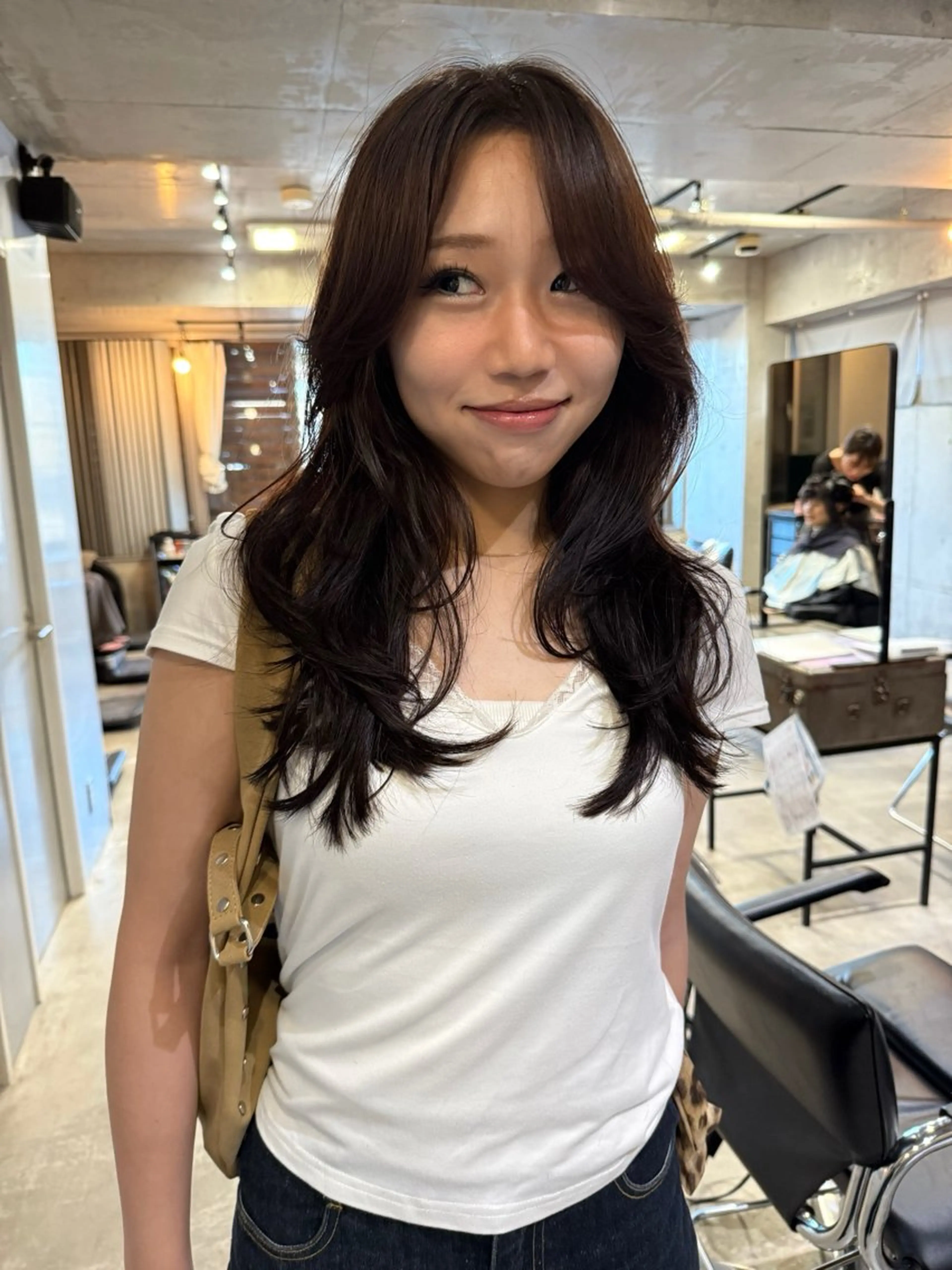 セミロング くびれヘア 顔まわりレイヤー かきあげバング 韓国風ヘア くびれレイヤー カット ヘアカラー レイヤーカット\ウル フ　chinatsuのヘアスタイル