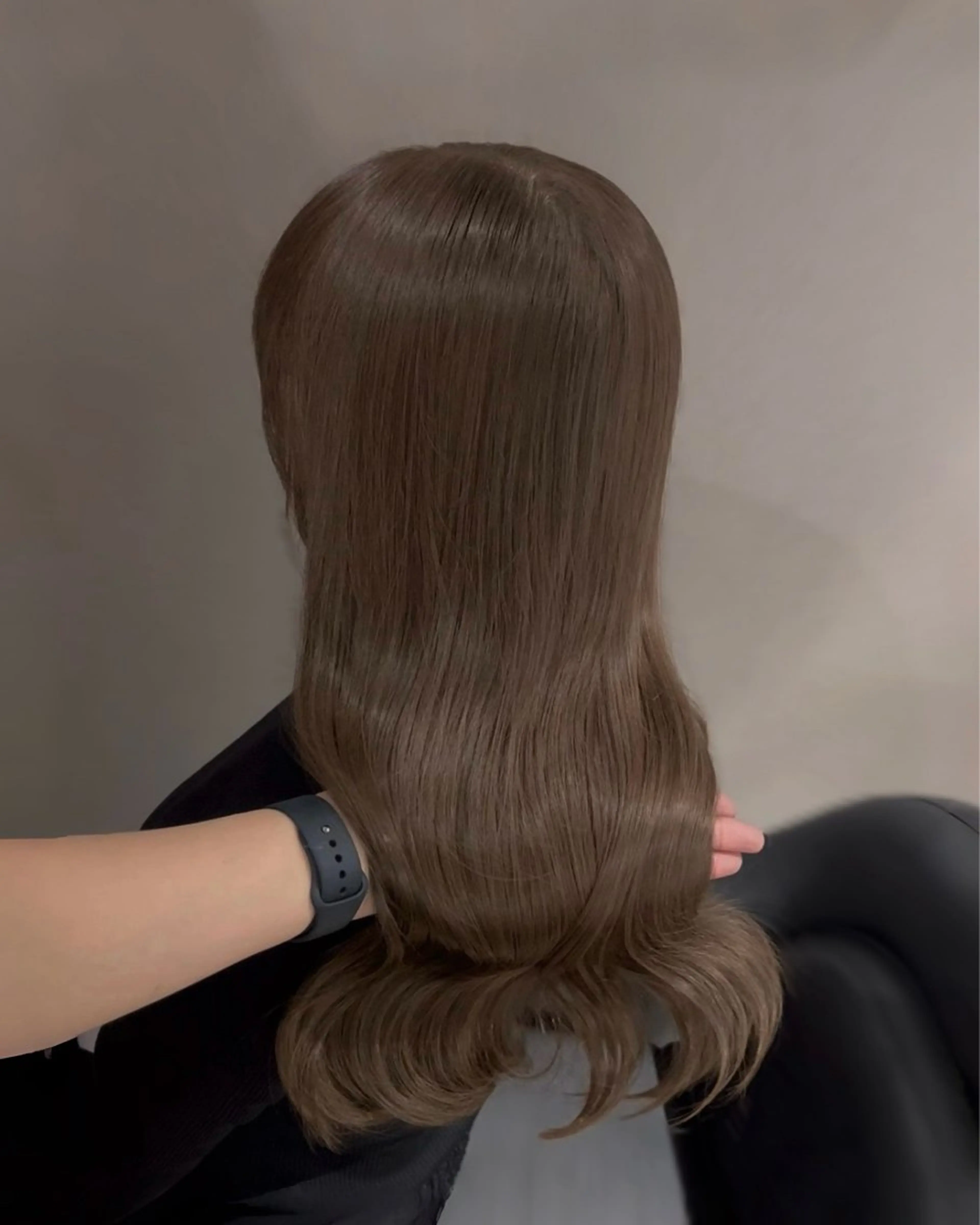 セミロング カラー パーマ アッシュ アッシュグレー アッシュグレージュ ベージュカラー ブリーチ カット ヘアカラー トリートメント ブリーチなし/ ベージュ/akiraのヘアスタイル