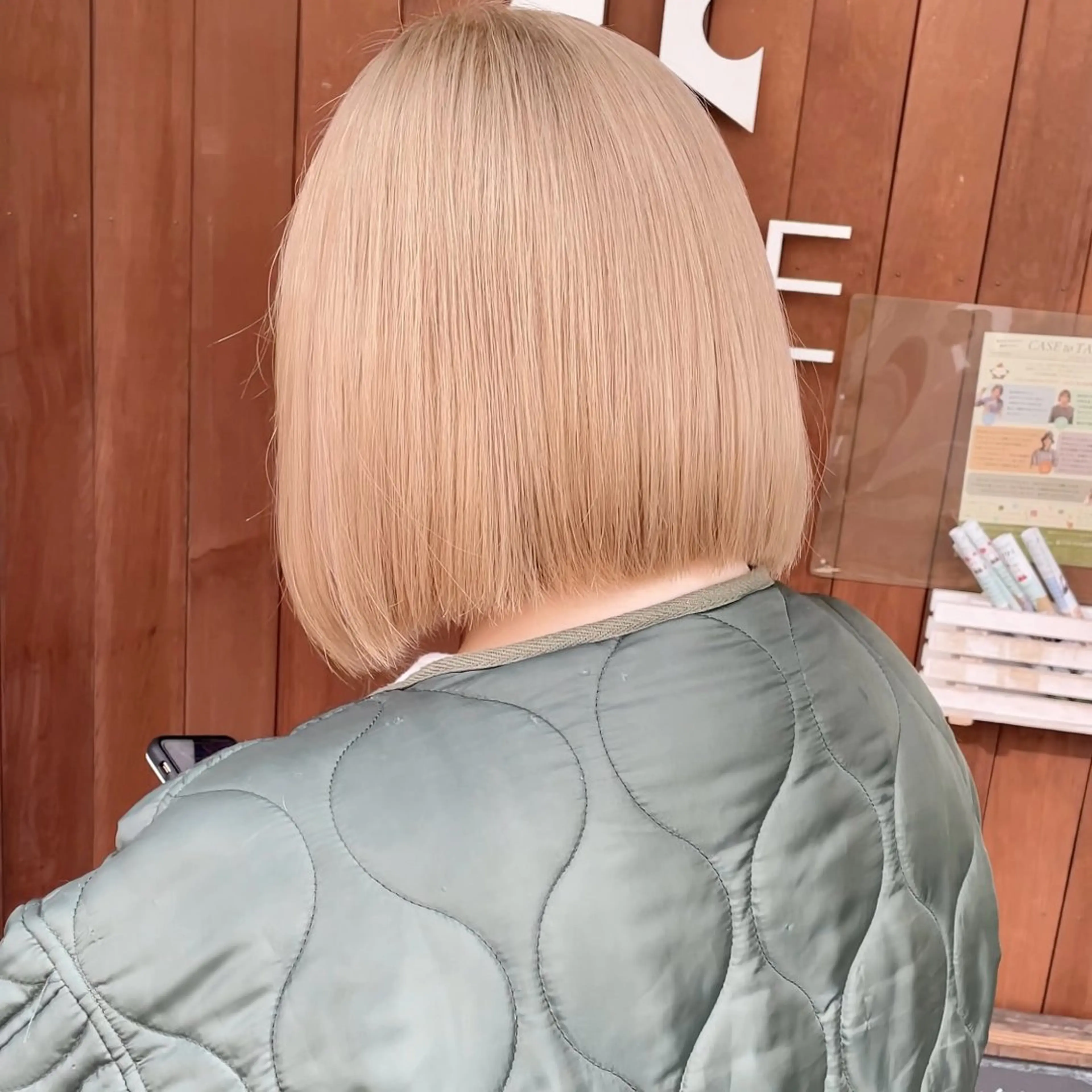 ショート カラー ベージュカラー ブリーチ ミルクティーベージュ 鈴木 美穂のヘアスタイル