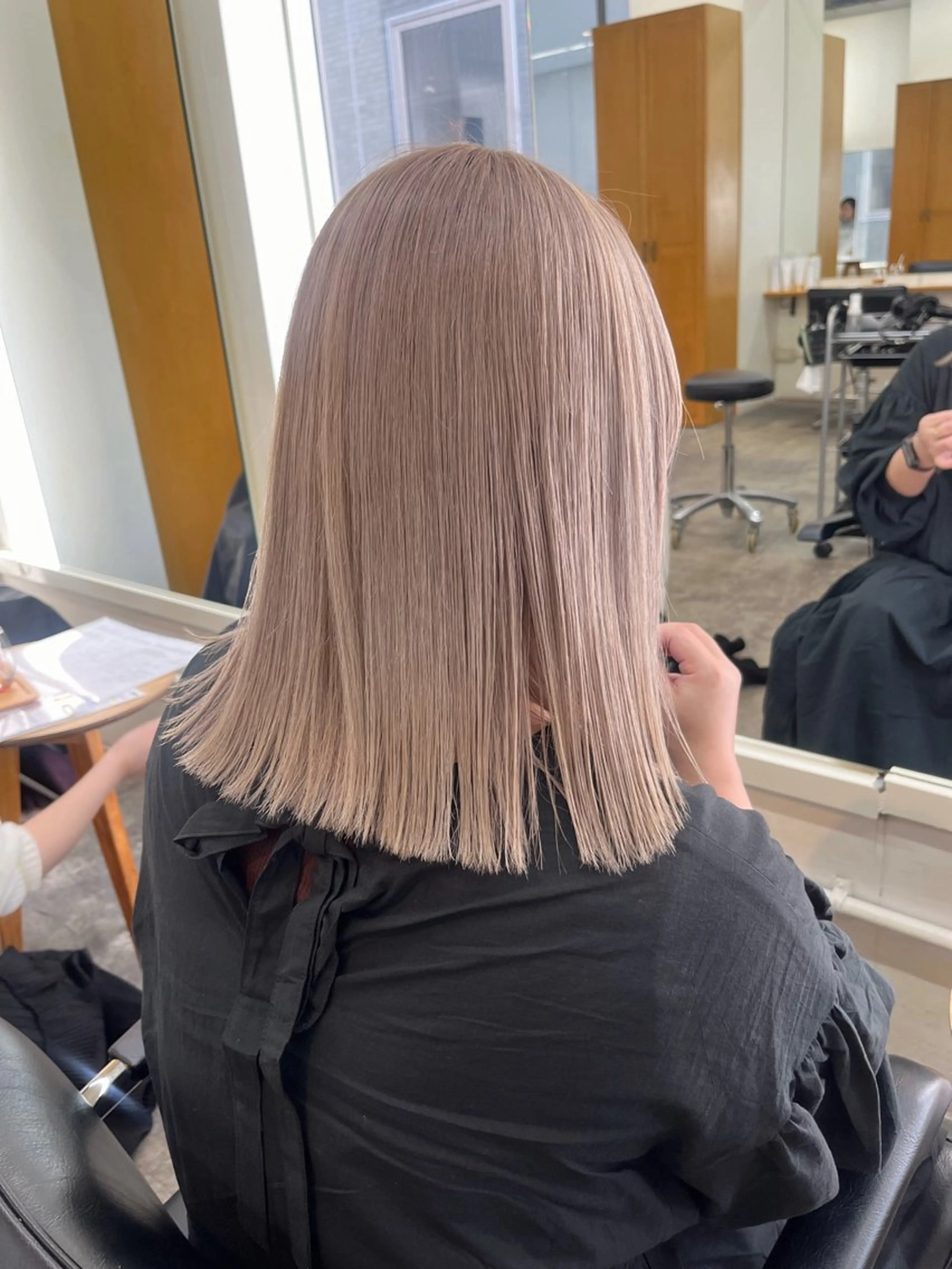 セミロング カラー ベージュカラー ブリーチ ホワイトベージュ カット ヘアカラー トリートメント ハイトーン🦢 Natsumiのヘアスタイル