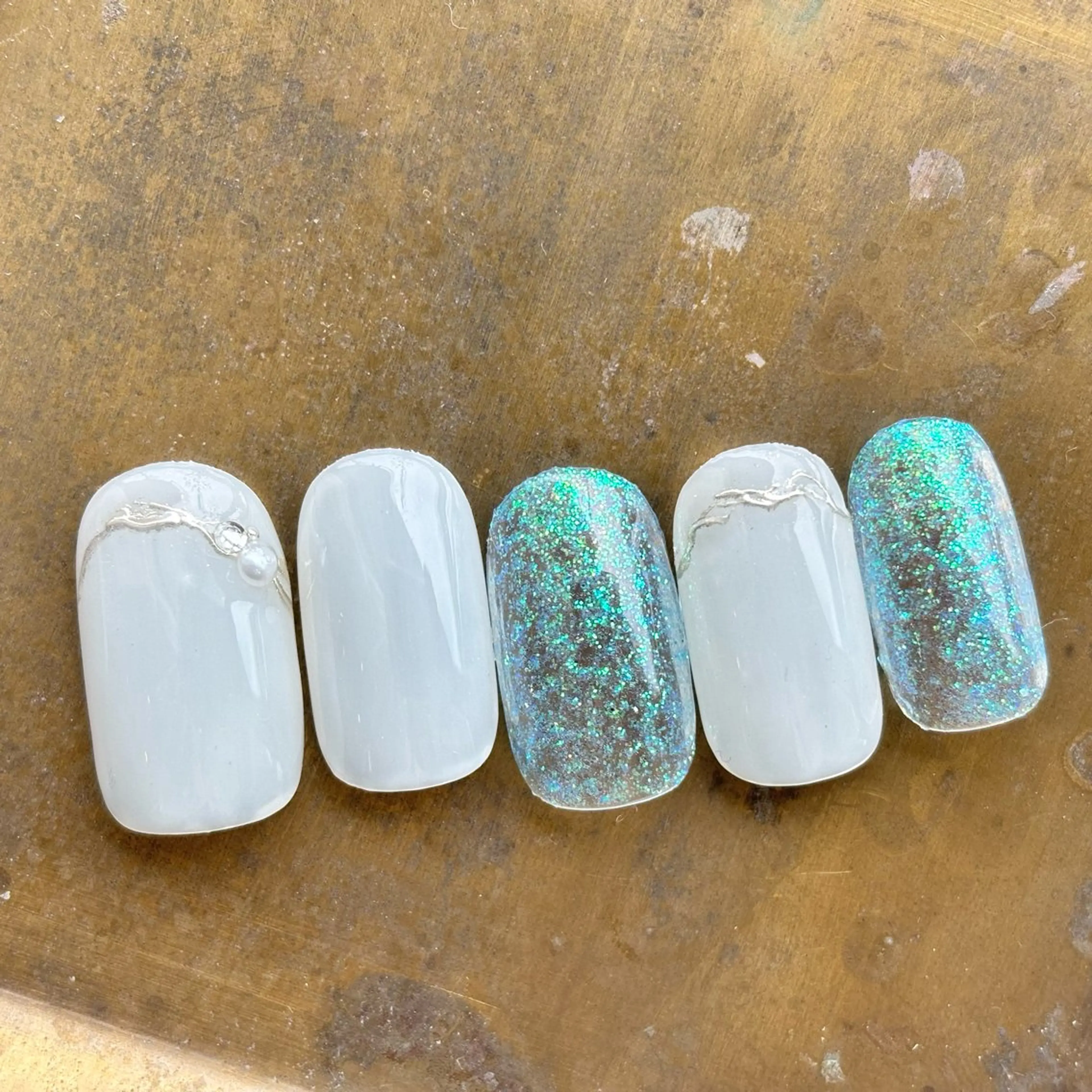 ネイル ラメ(グリッター) ホワイト 伊藤 貴恵のネイルデザイン