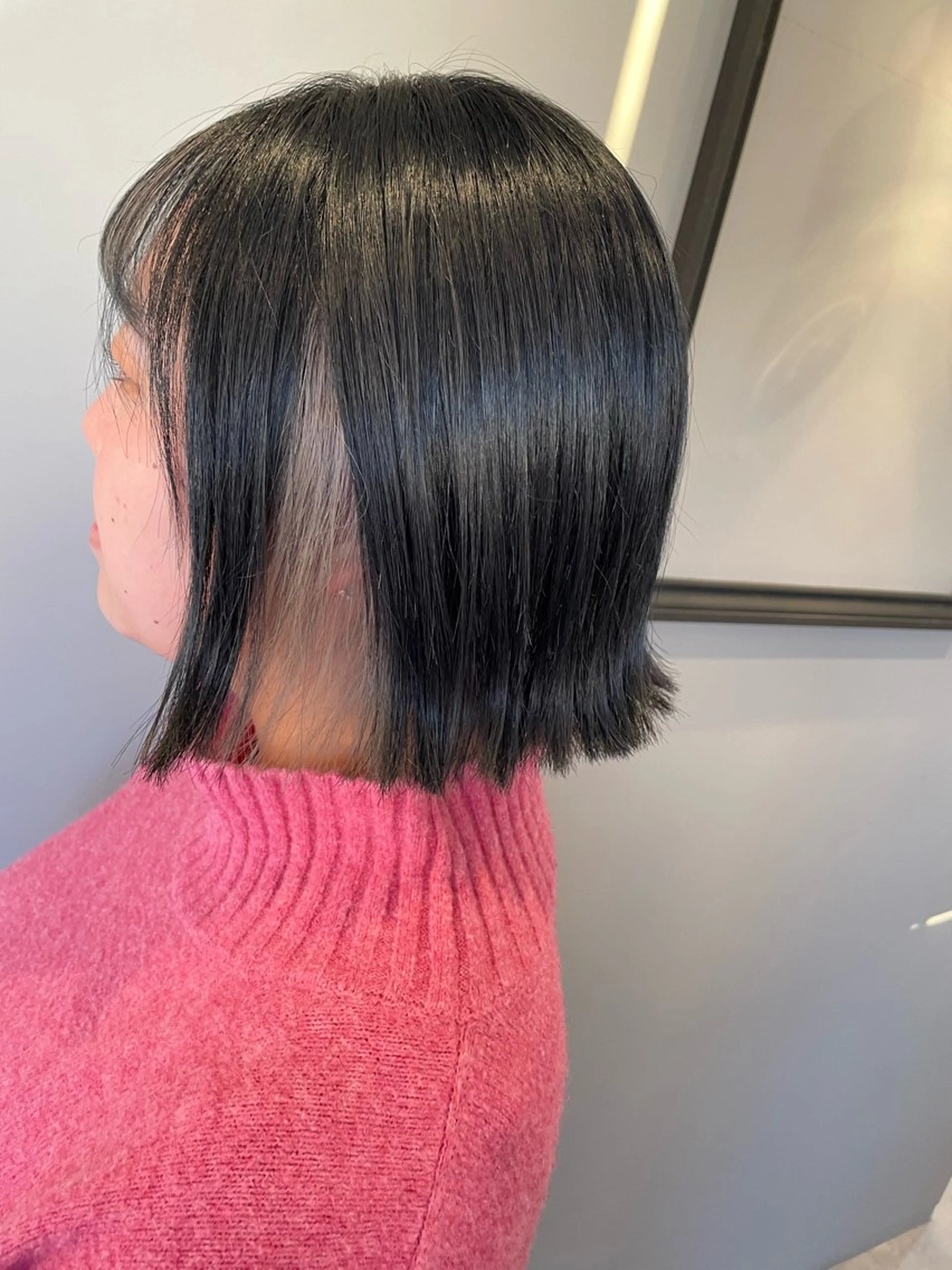 ミディアム カラー 切りっぱなしボブ 黒髪 ブルーカラー ブルーブラック グレージュ オーブヘア宇都宮店所属・大橋 綾子のヘアスタイル