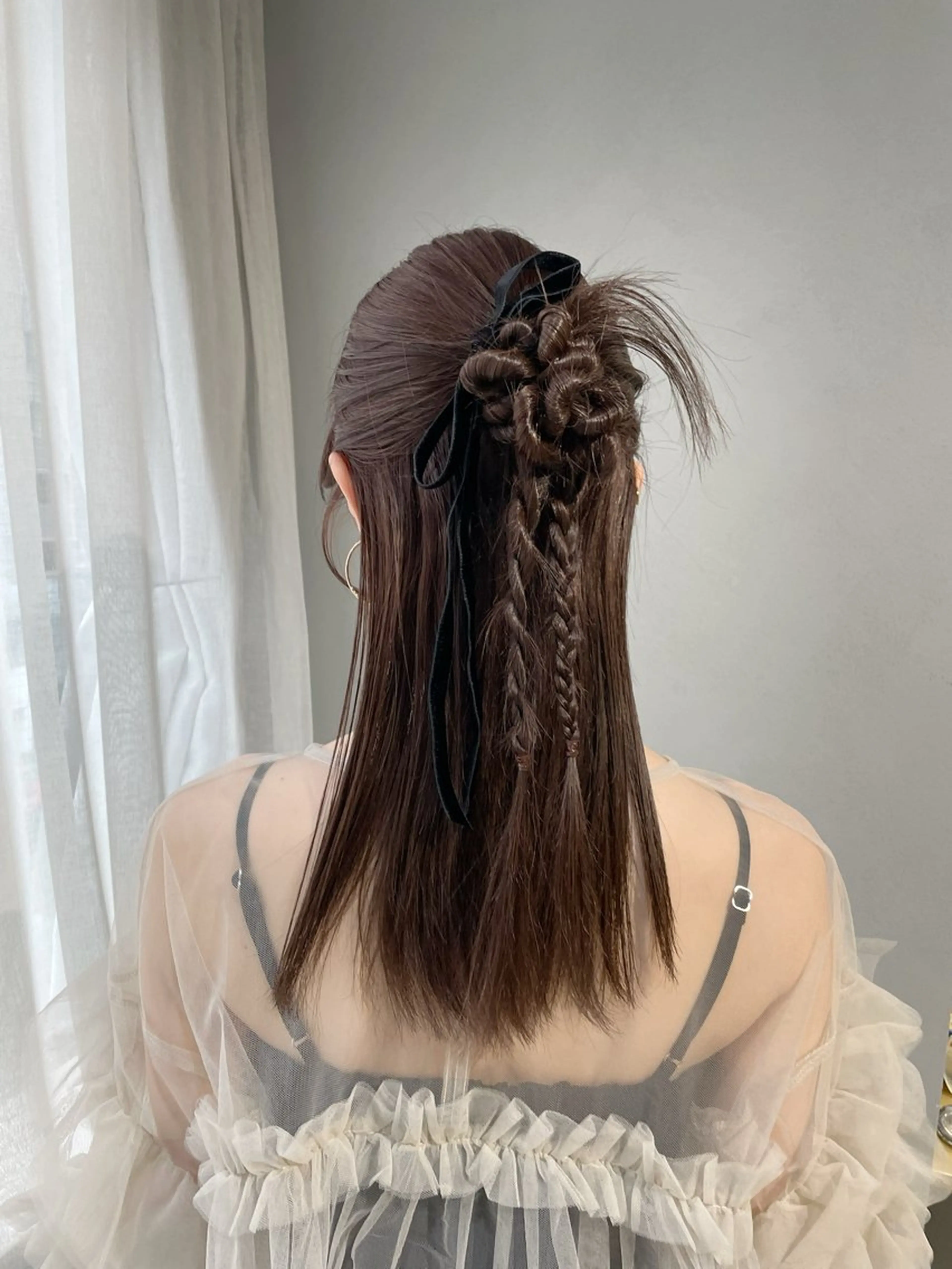 セミロング ヘアアレンジ ハーフアップ お団子ヘア ヘアセット 【arc】Ruri コテ巻き風パーマのヘアスタイル