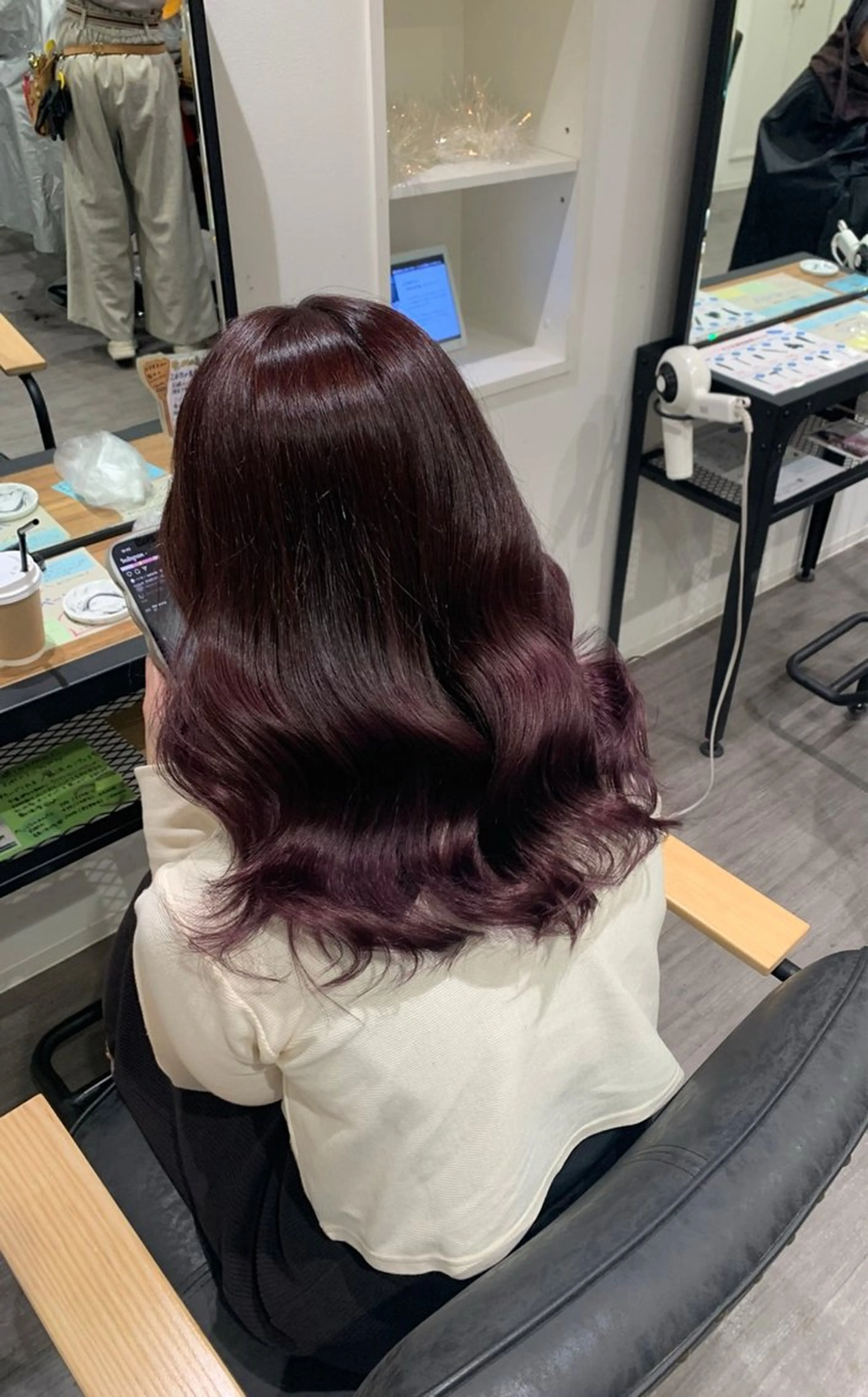 セミロング カラー 透明感カラー パープルカラー レッドカラー cocotte🫧 絹村 琴美のヘアスタイル