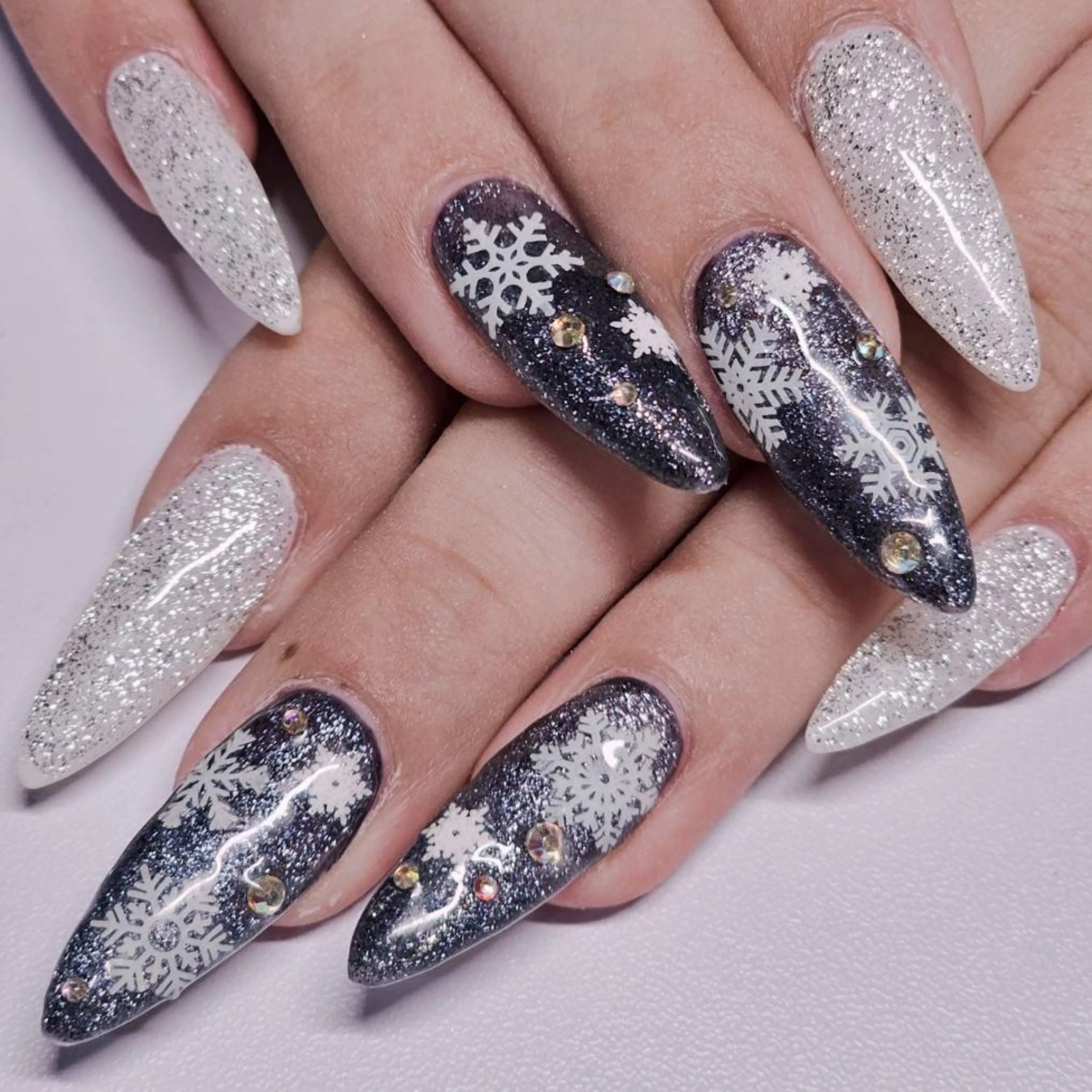 ネイル クリアネイル ネイビー シルバー ストーンネイル ホワイト ハンドネイル よしだ ひろきのネイルデザイン