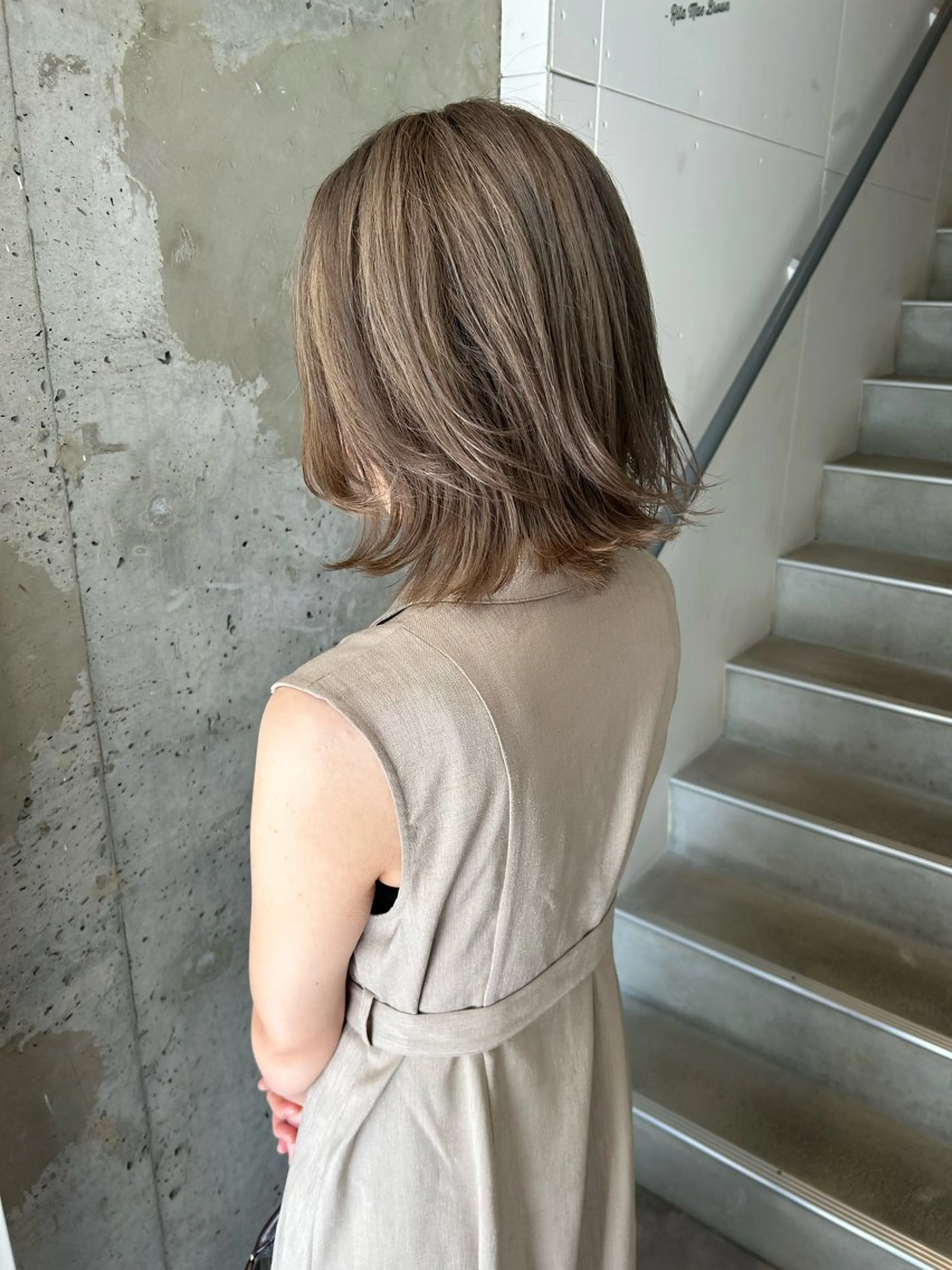 ミディアム カラー ベージュカラー ミルクティーベージュ ヘアカラー トリートメント AILEE所属・ウルフカット レイヤーカット上柿のヘアスタイル