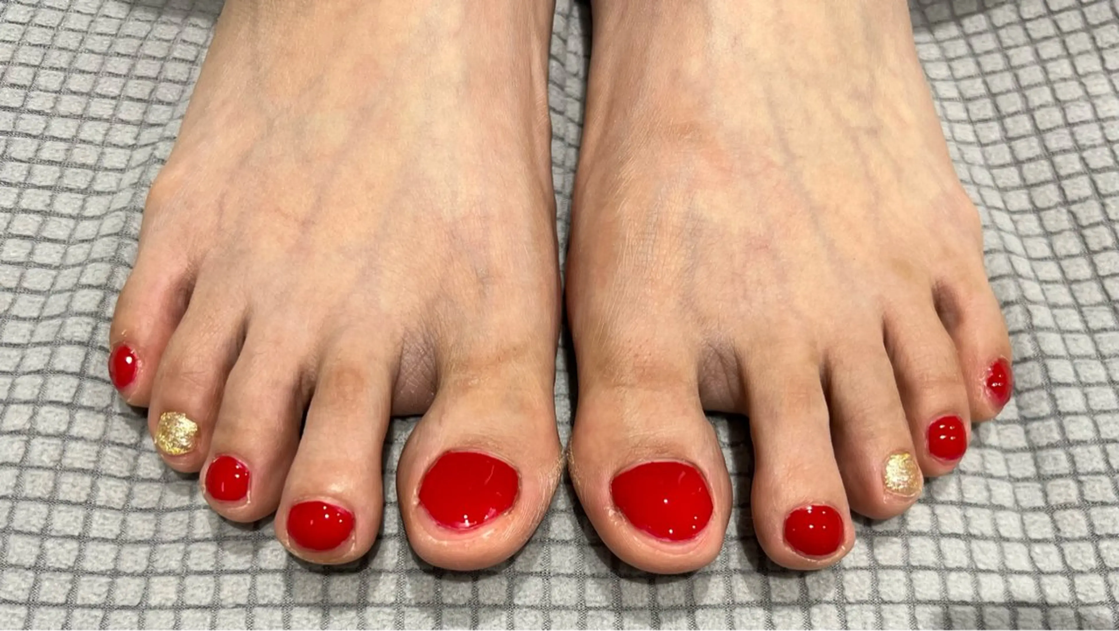ネイル フットネイル ゴールド ゴージャス ラメ(グリッター) 赤色 Lucil beauty所属・栗木 心琴のネイルデザイン