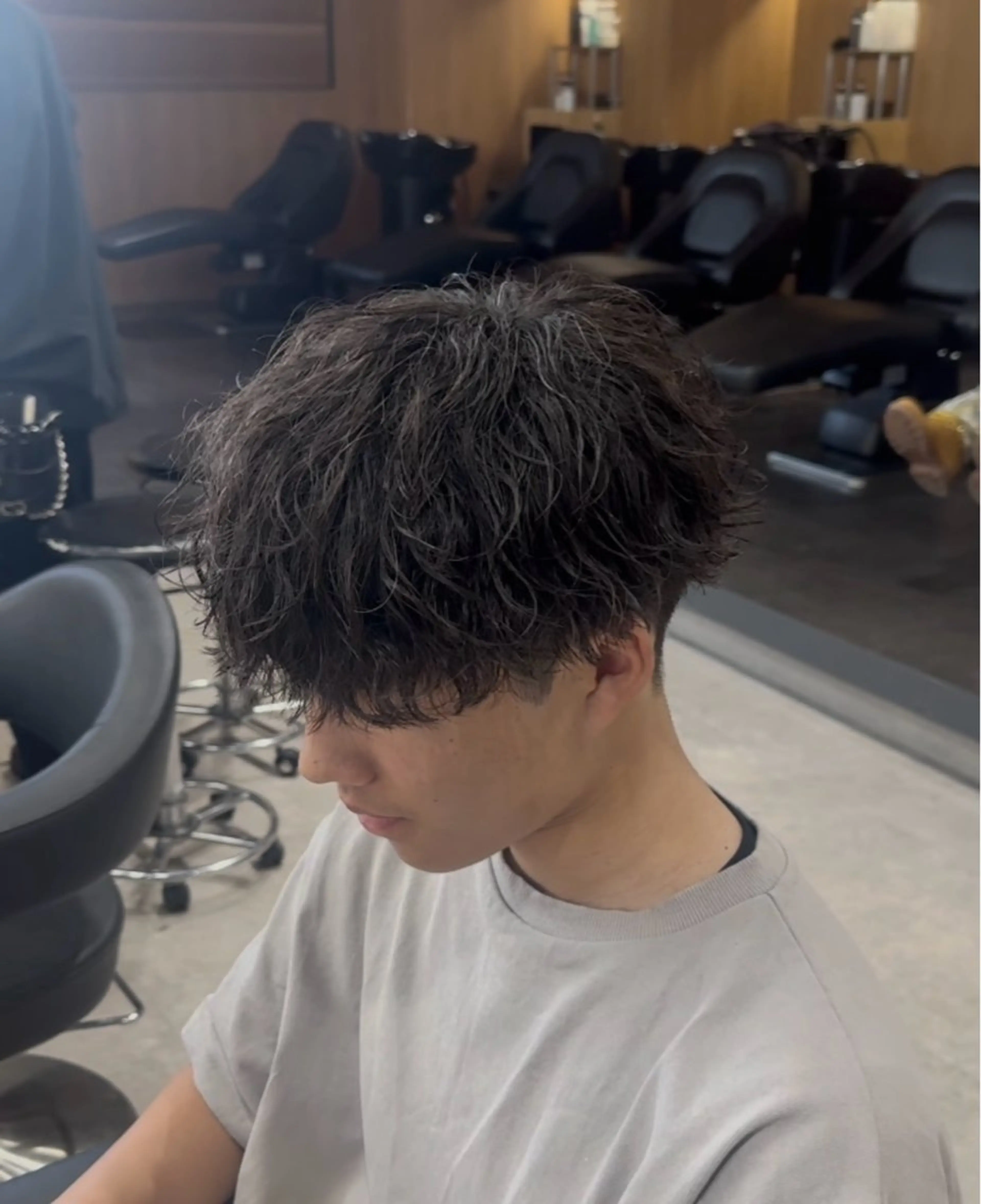 カラー パーマ メンズ センターパート フェザーパーマ メンズハイライト メンズメッシュ マッシュ 福井祥太／ニュアンス /韓国メンズ🇰🇷のヘアスタイル