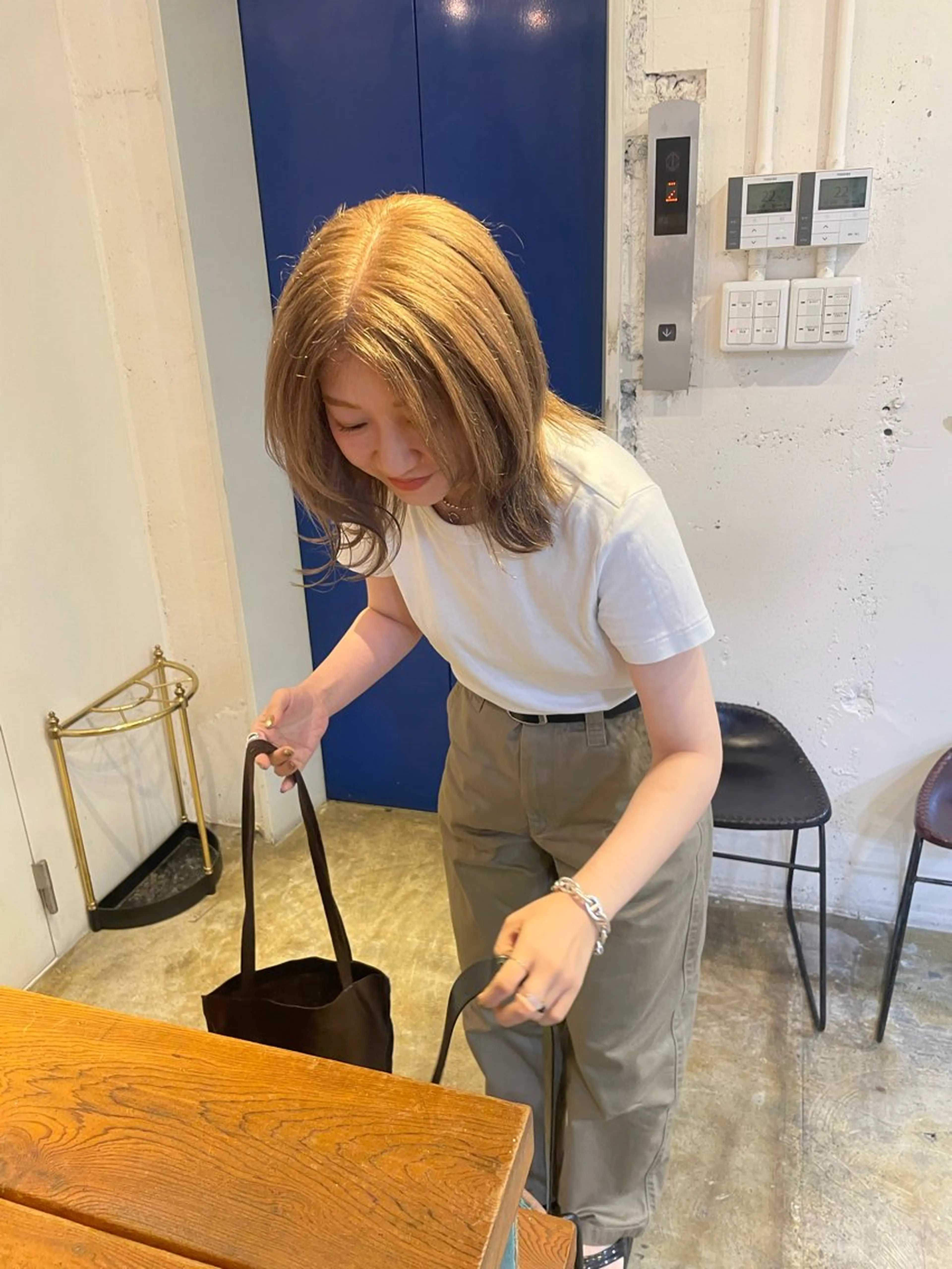 ミディアム カラー ベージュカラー ブリーチ カット ヘアカラー トリートメント MIOベージュカラー 柔らかいカラーのヘアスタイル