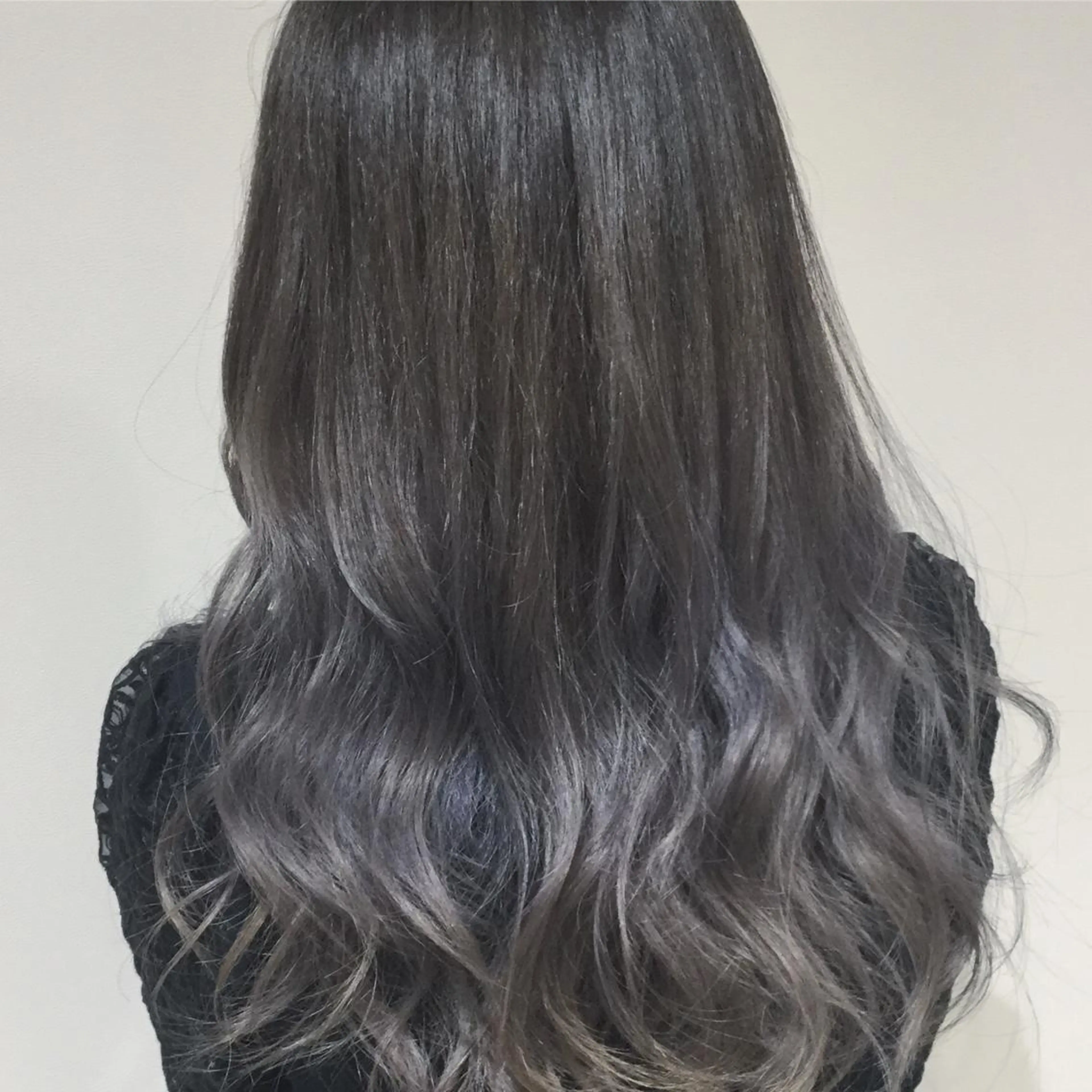 セミロング カラー ブルーカラー ブルーグレー ブルーグレージュ ダブルカラー グラデーションカラー AMI Hair  supply所属・髪質改善カラー 韓国風レイヤーのヘアスタイル