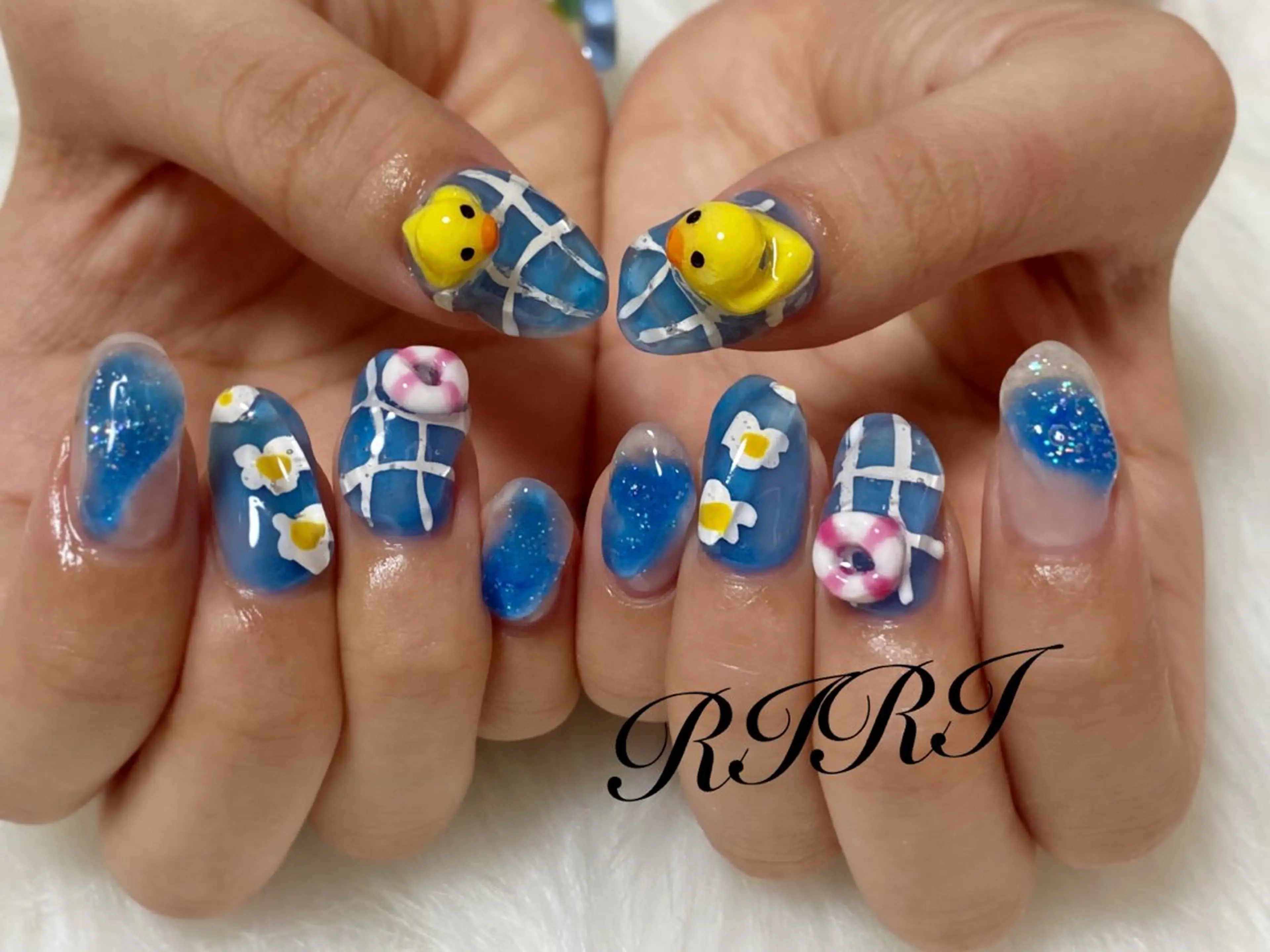 ネイル ブルー フラッシュネイル ジェルネイル キラキラネイル 韓国ネイル ハンドネイル riri オーナーのネイルデザイン
