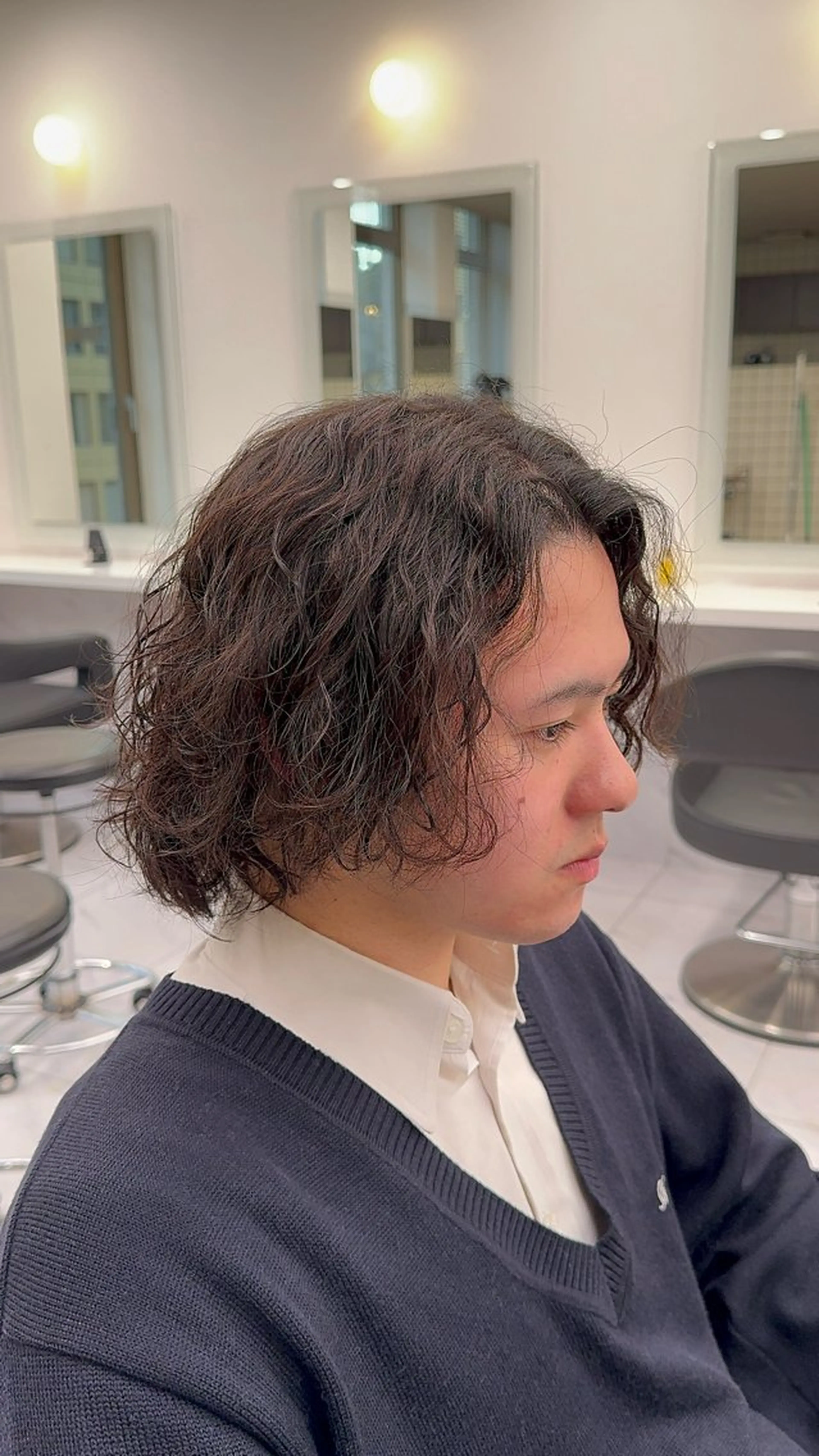 ミディアム パーマ ヘアアレンジ メンズ ミディアムパーマ メンズパーマ スパイラルパーマ 顔まわりカット の達人のヘアスタイル
