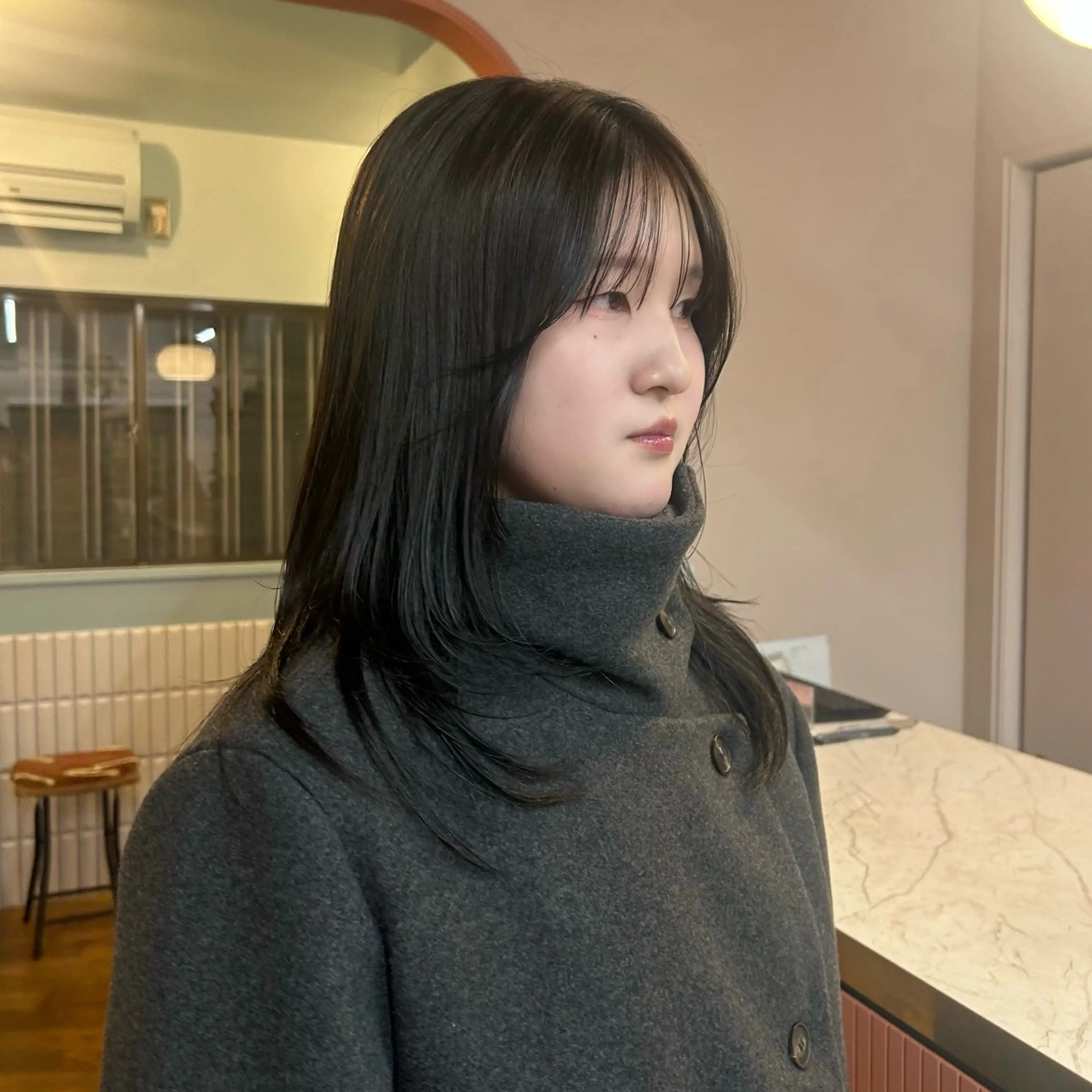 セミロング カラー 透明感カラー ヘアカラー MUKU 市川 莉花のヘアスタイル