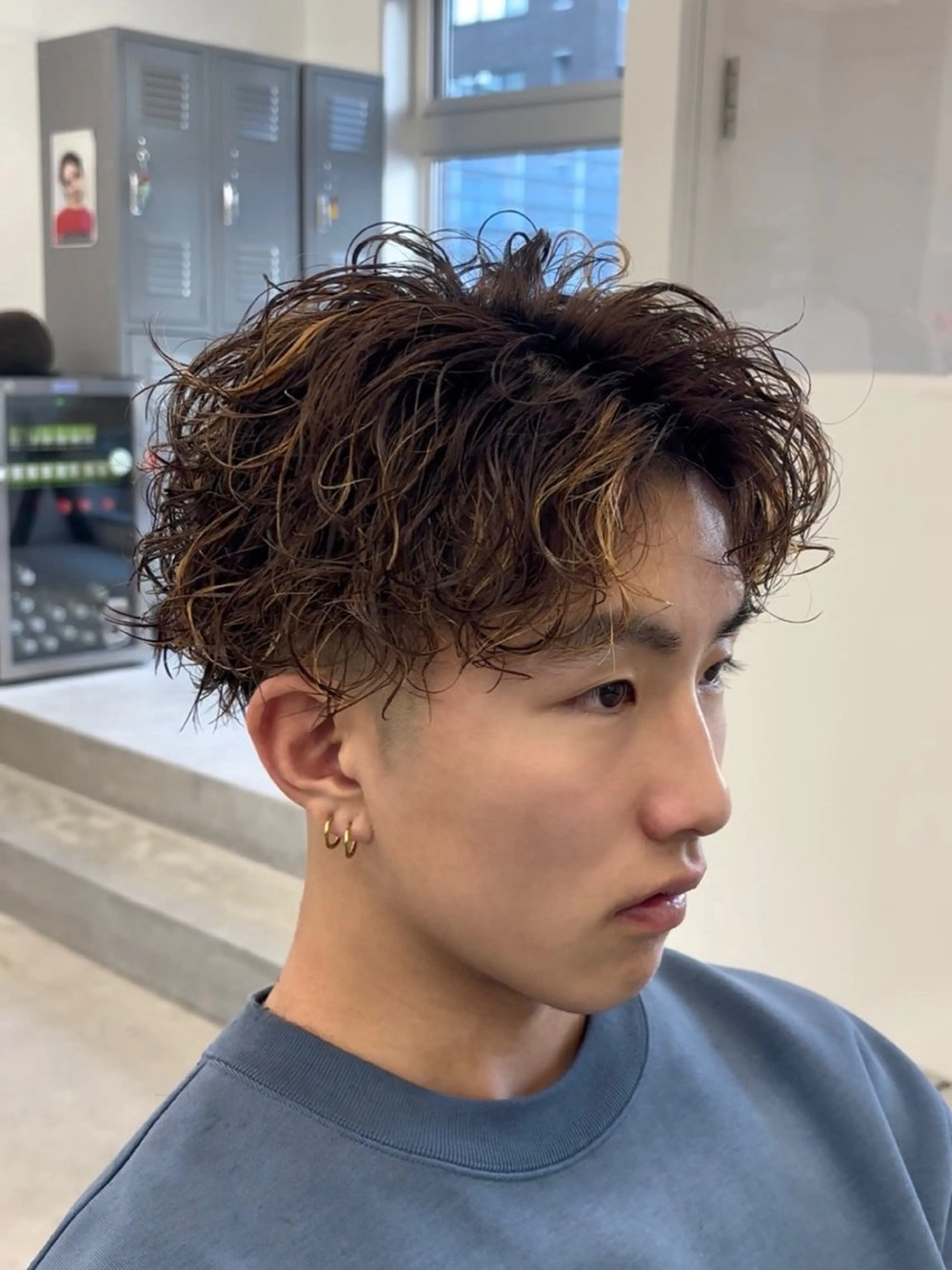 ショート パーマ メンズ メンズハイライト メンズパーマ ハイライト スパイラルパーマ カット パーマ なりたひろと / フェザーパーマのヘアスタイル