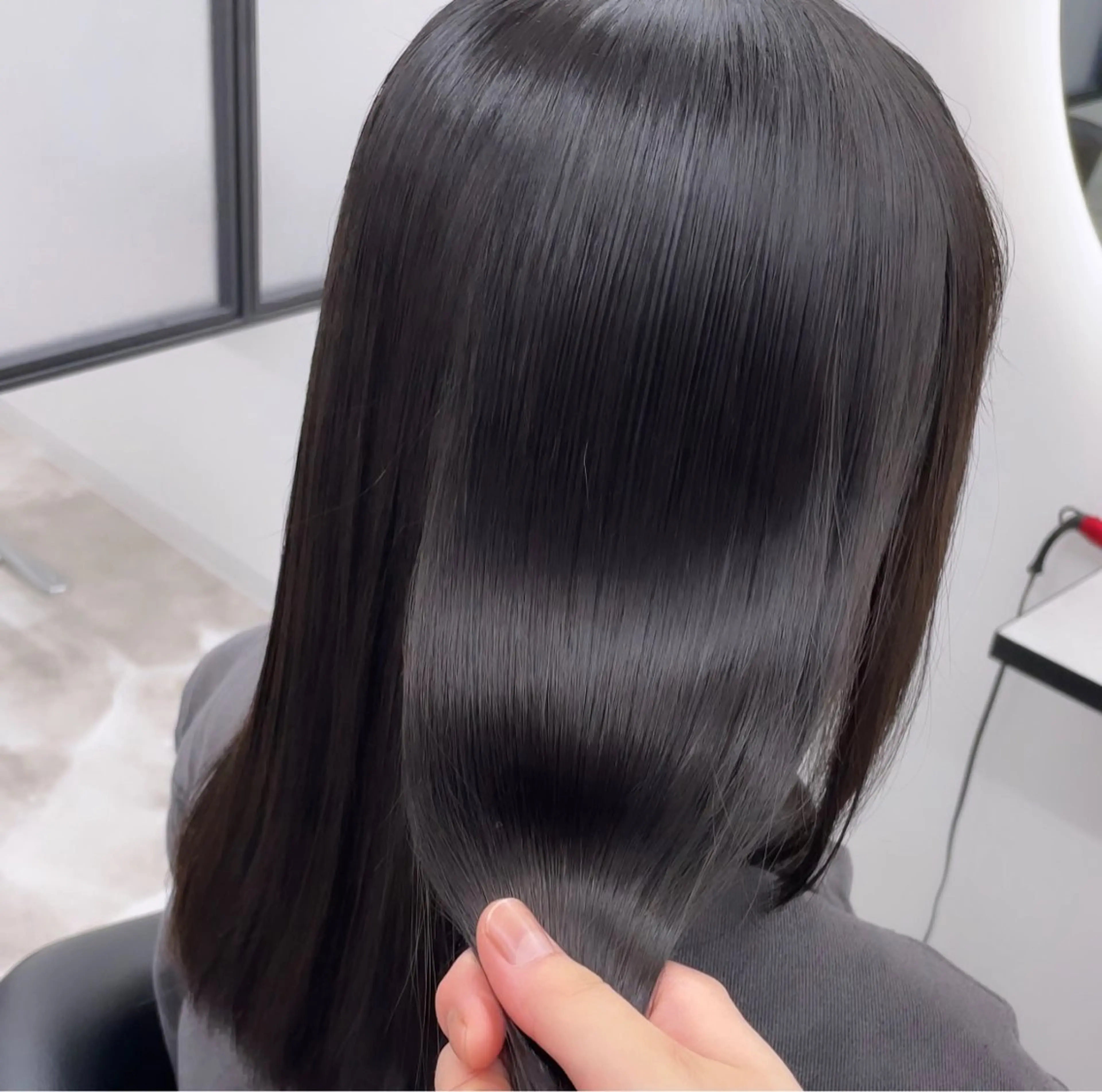 セミロング パーマ 縮毛矯正 Ren. 🦋デザインカラーのヘアスタイル