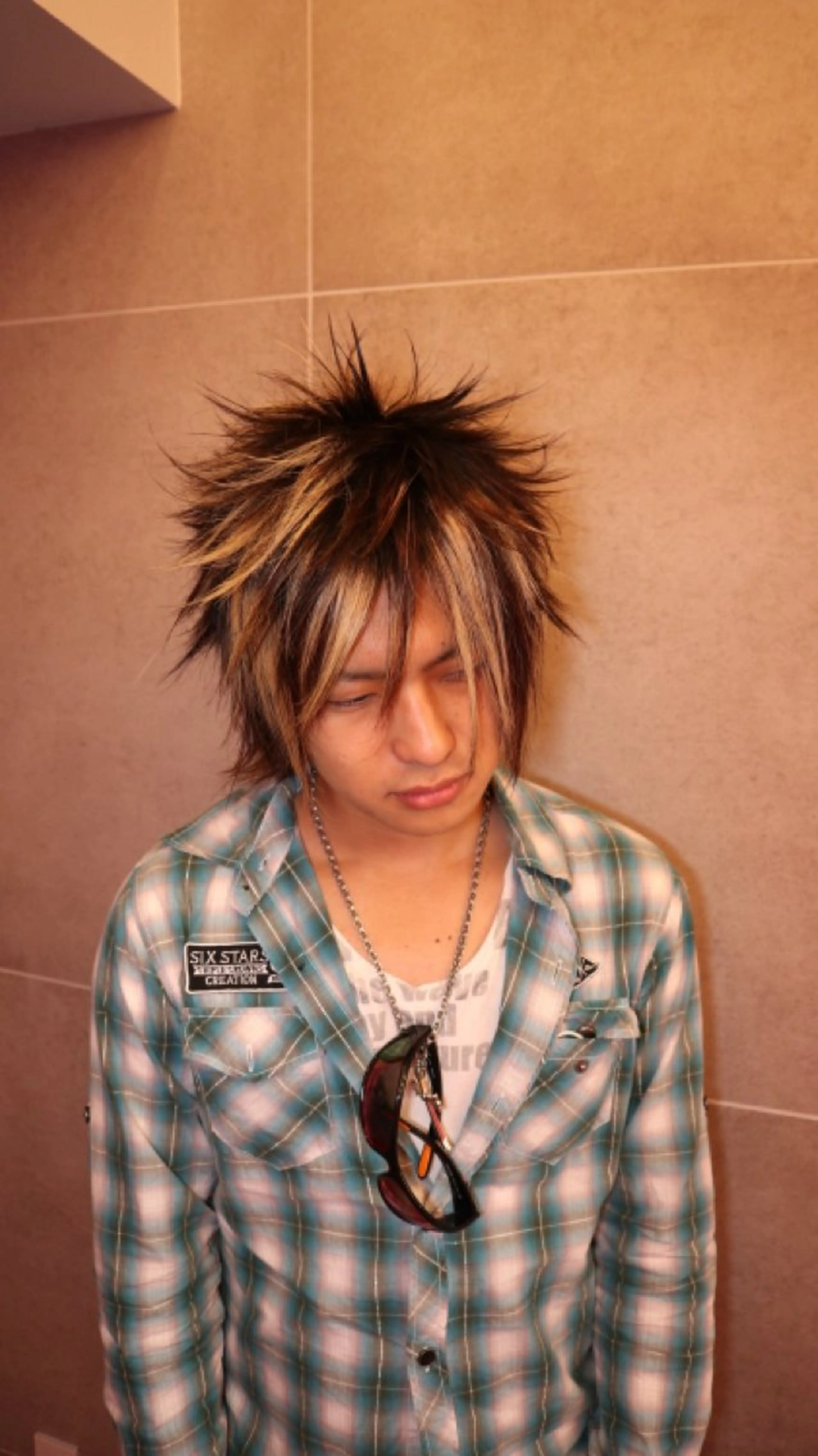 ミディアム カラー メンズ メンズハイライト メンズウルフカット ハイライトカラー ハイライト ウルフカット THE./ブリーチ 透感カラー/髪質改善のヘアスタイル