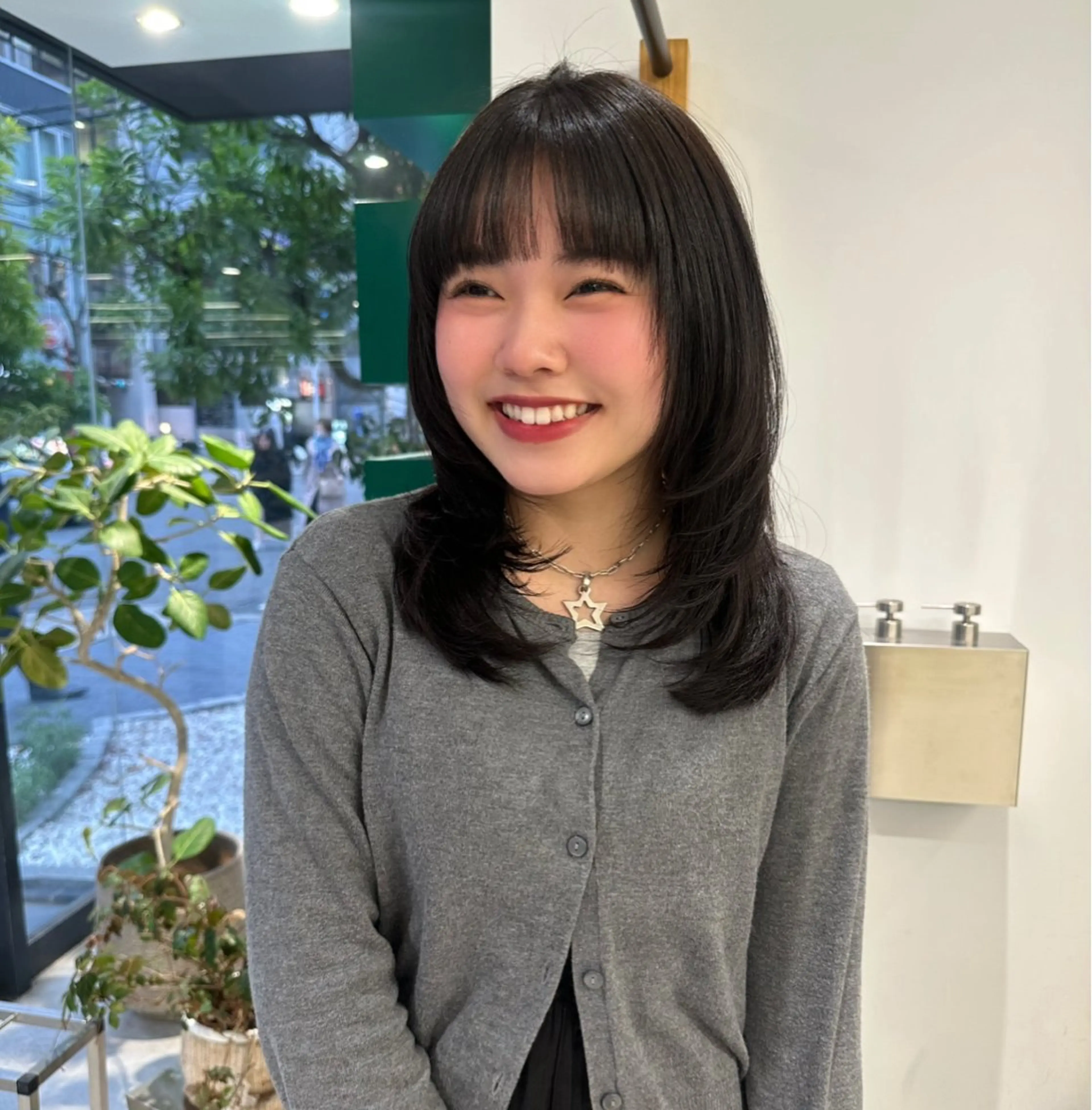 ミディアム 似合わせカット カット M所属・ハイトーン/透け感 カラー🎀真香のヘアスタイル