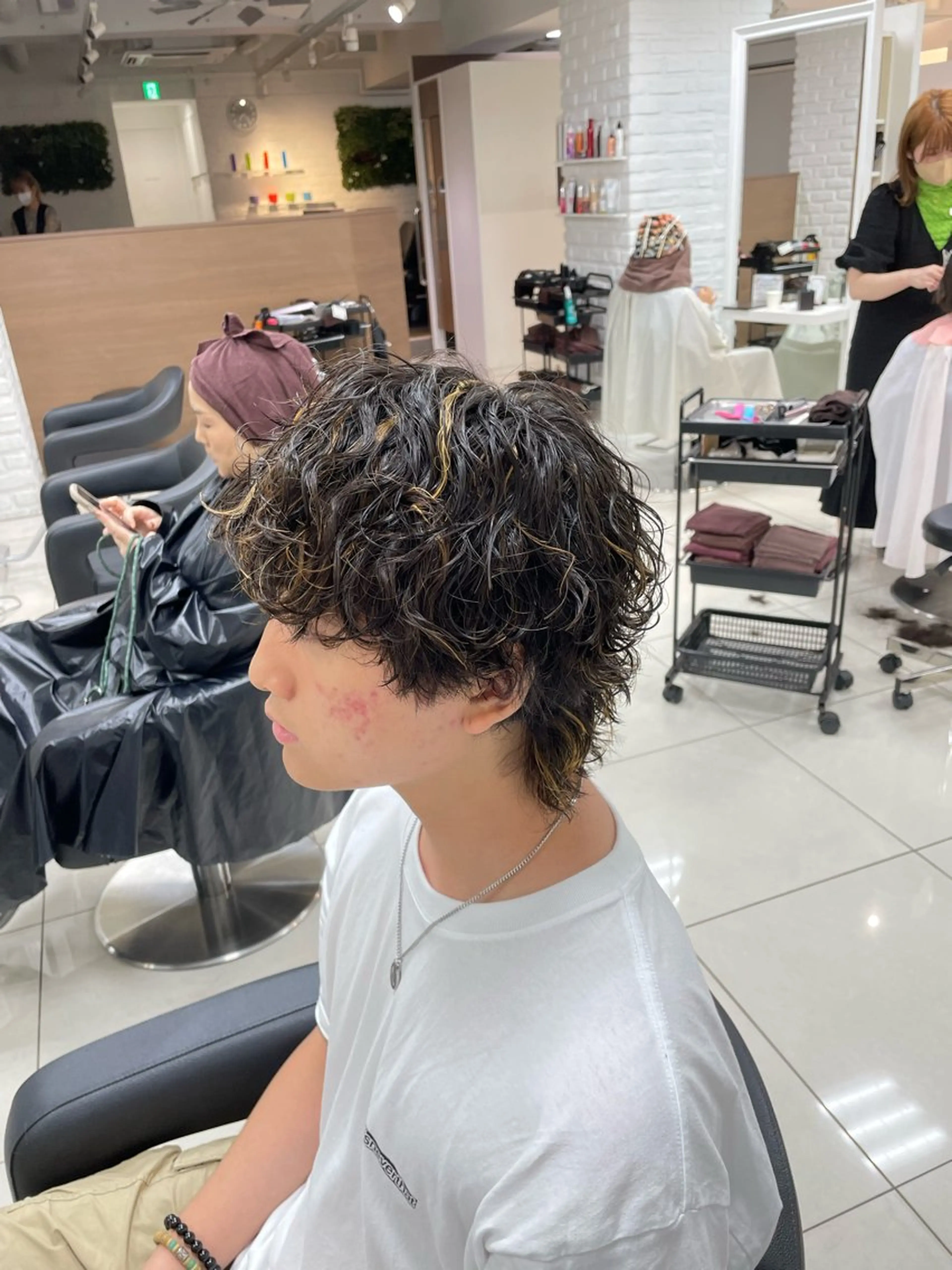 ショート カラー パーマ メンズ メンズハイライト 波巻きパーマ メンズウルフカット ハイライトカラー ハイライト カット ヘアカラー パーマ フェザーパーマ職人 🪶ryosukeのヘアスタイル