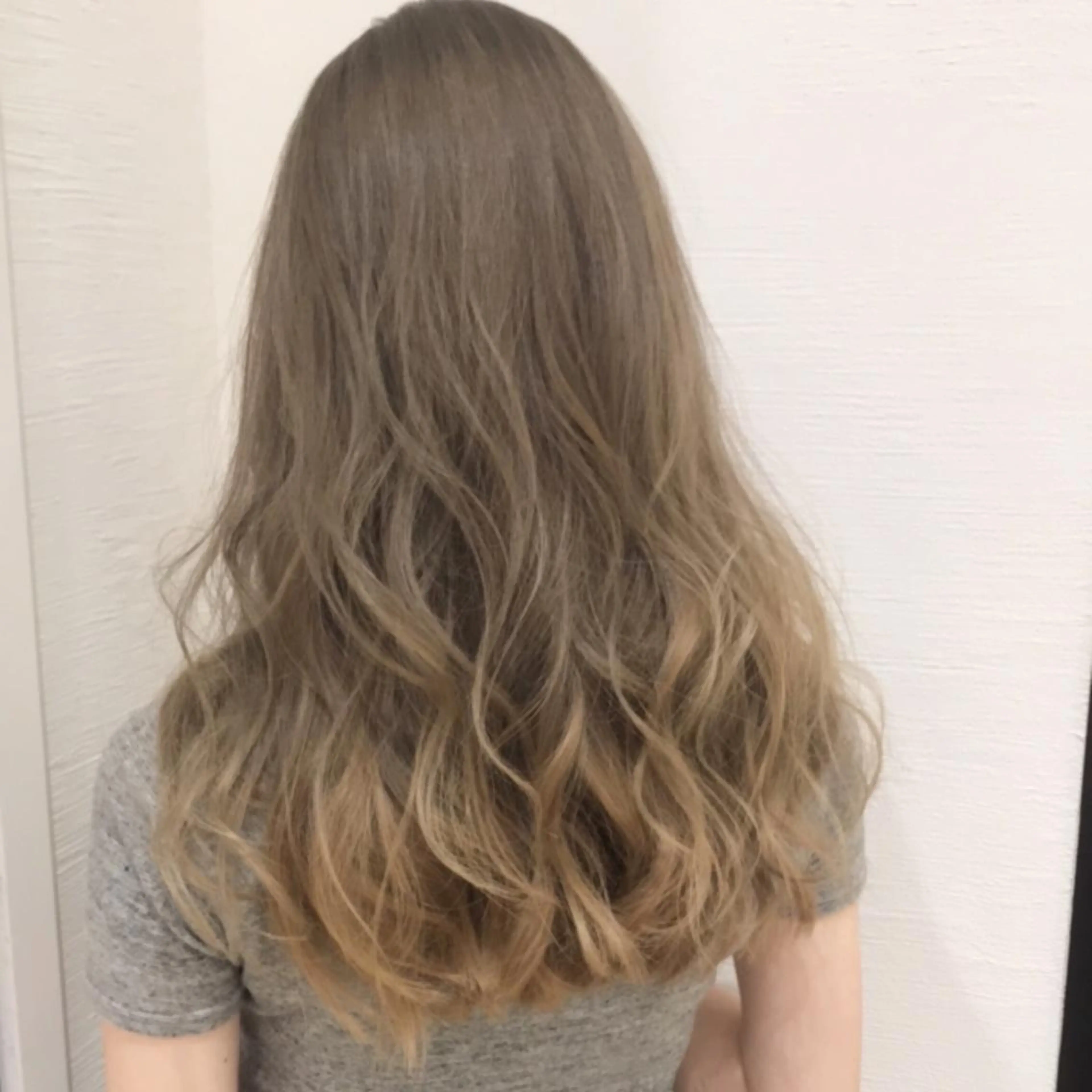 セミロング 岸川 恭子のヘアスタイル