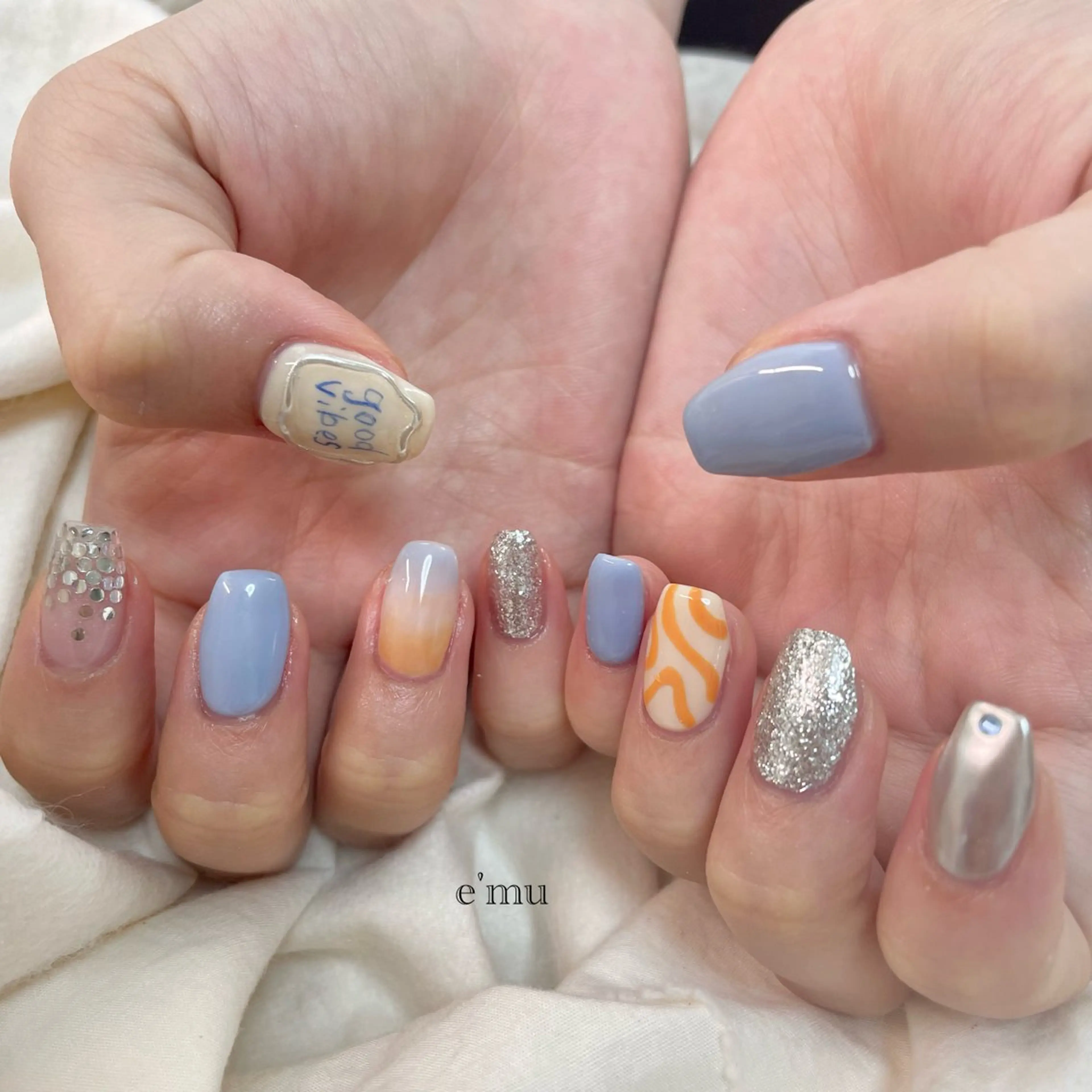 ネイル ブルー オレンジ nail salon e'mu💐のネイルデザイン