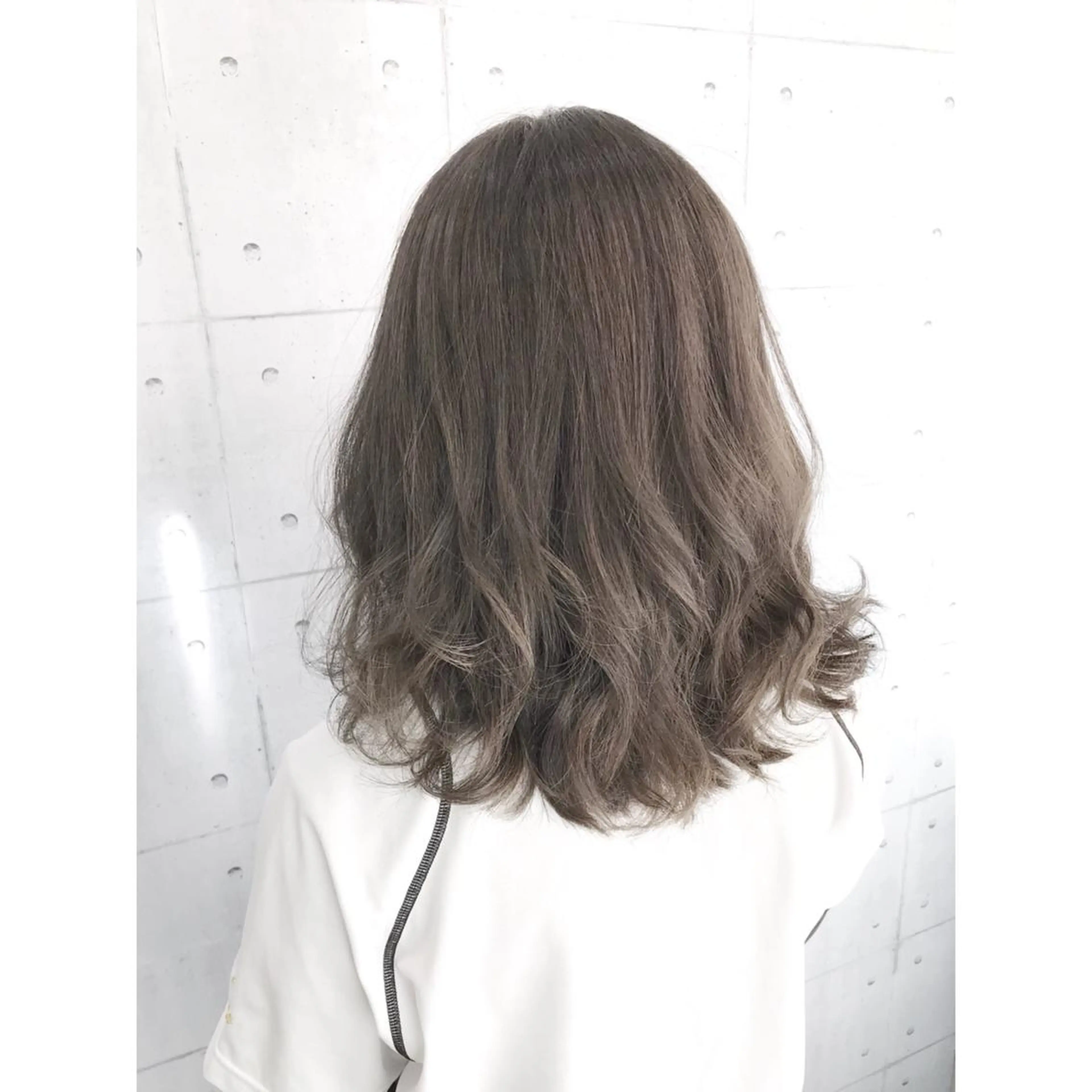 ミディアム カラー アッシュ アッシュグレー アッシュグレージュ グレージュ ハイライトカラー 高木 麻知子のヘアスタイル