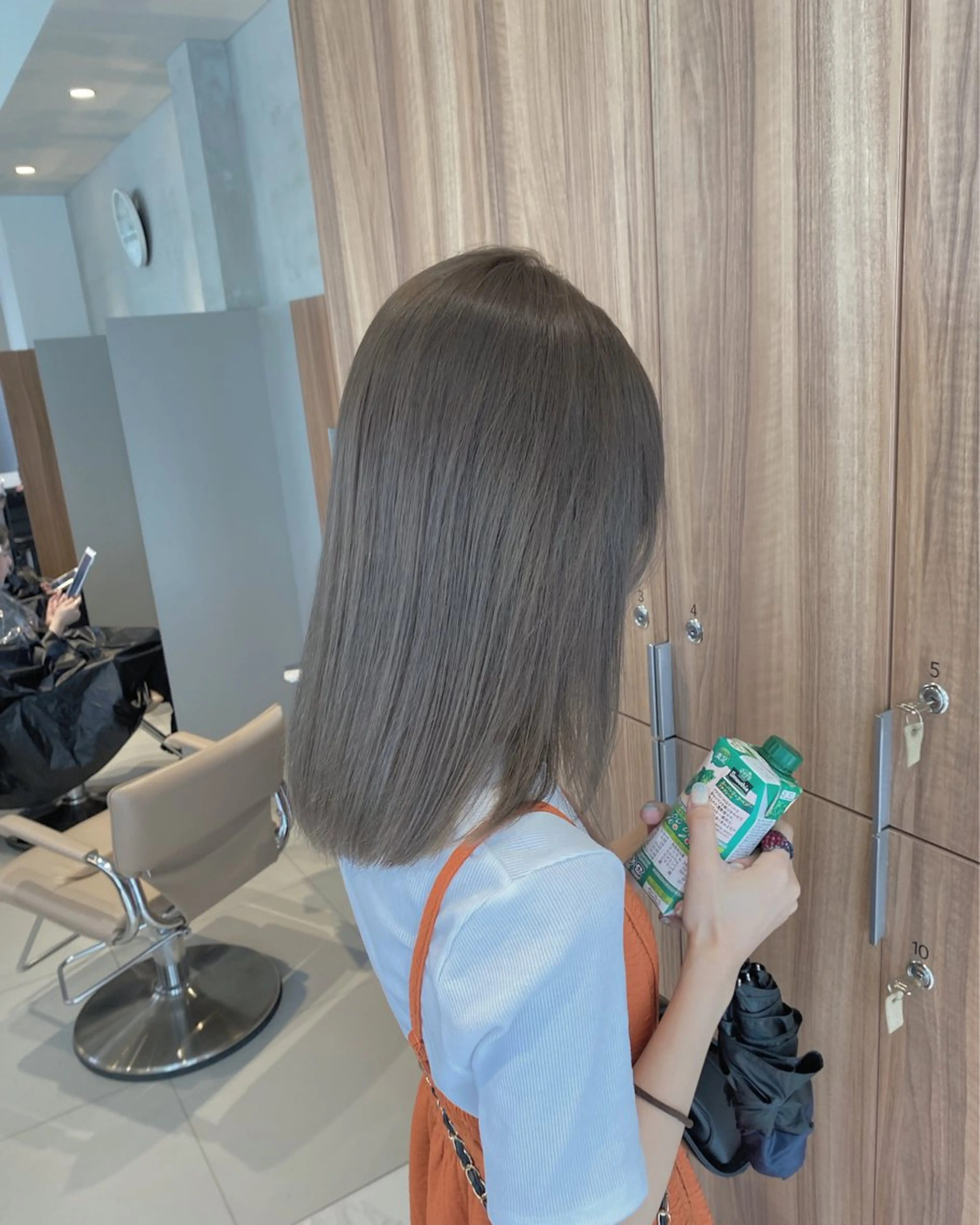 セミロング カラー ベージュカラー ブリーチ オリーブベージュ ブリーチなし 寒色カラーのヘアスタイル