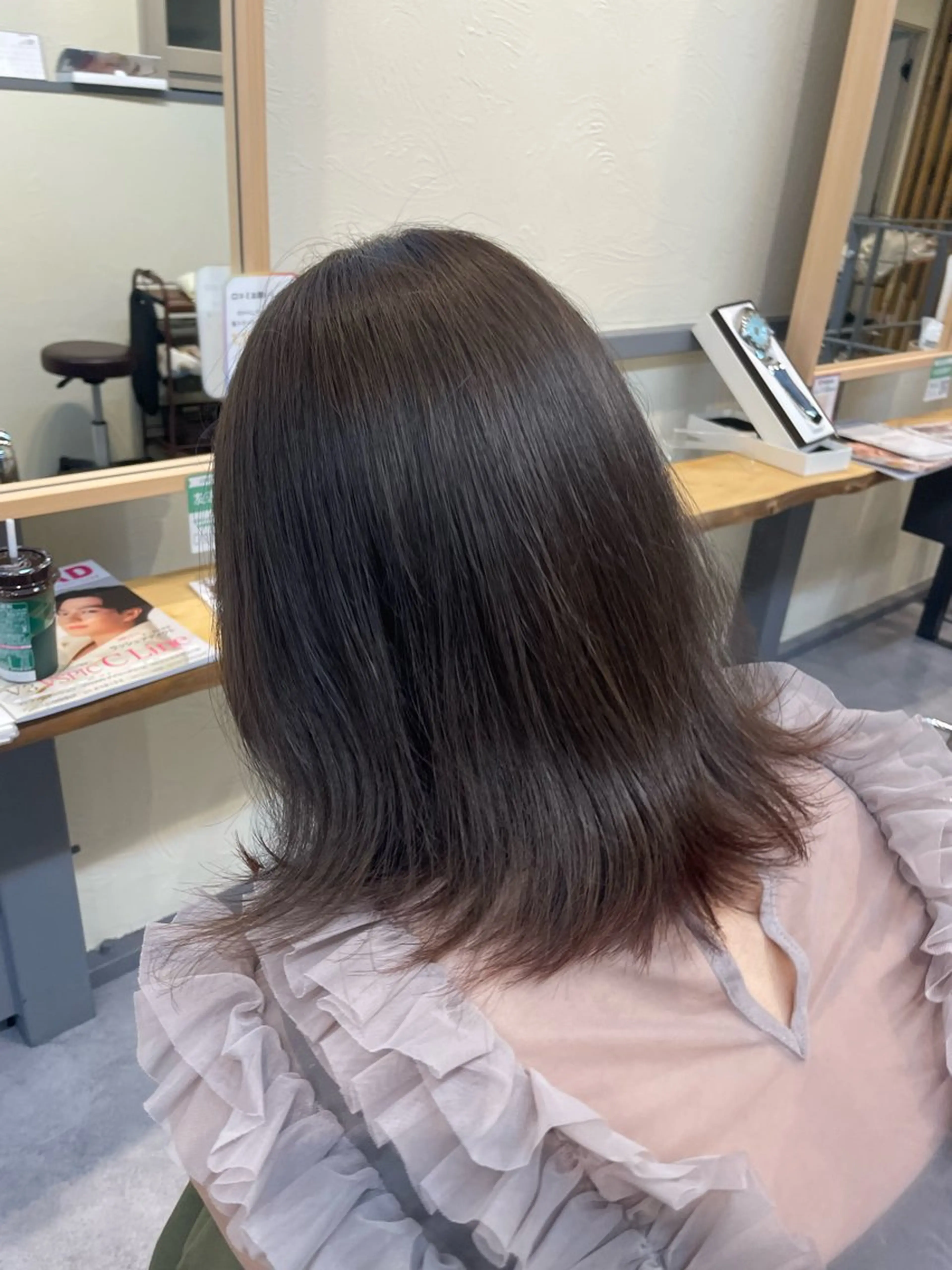 ミディアム カラー 伯部 真子のヘアスタイル