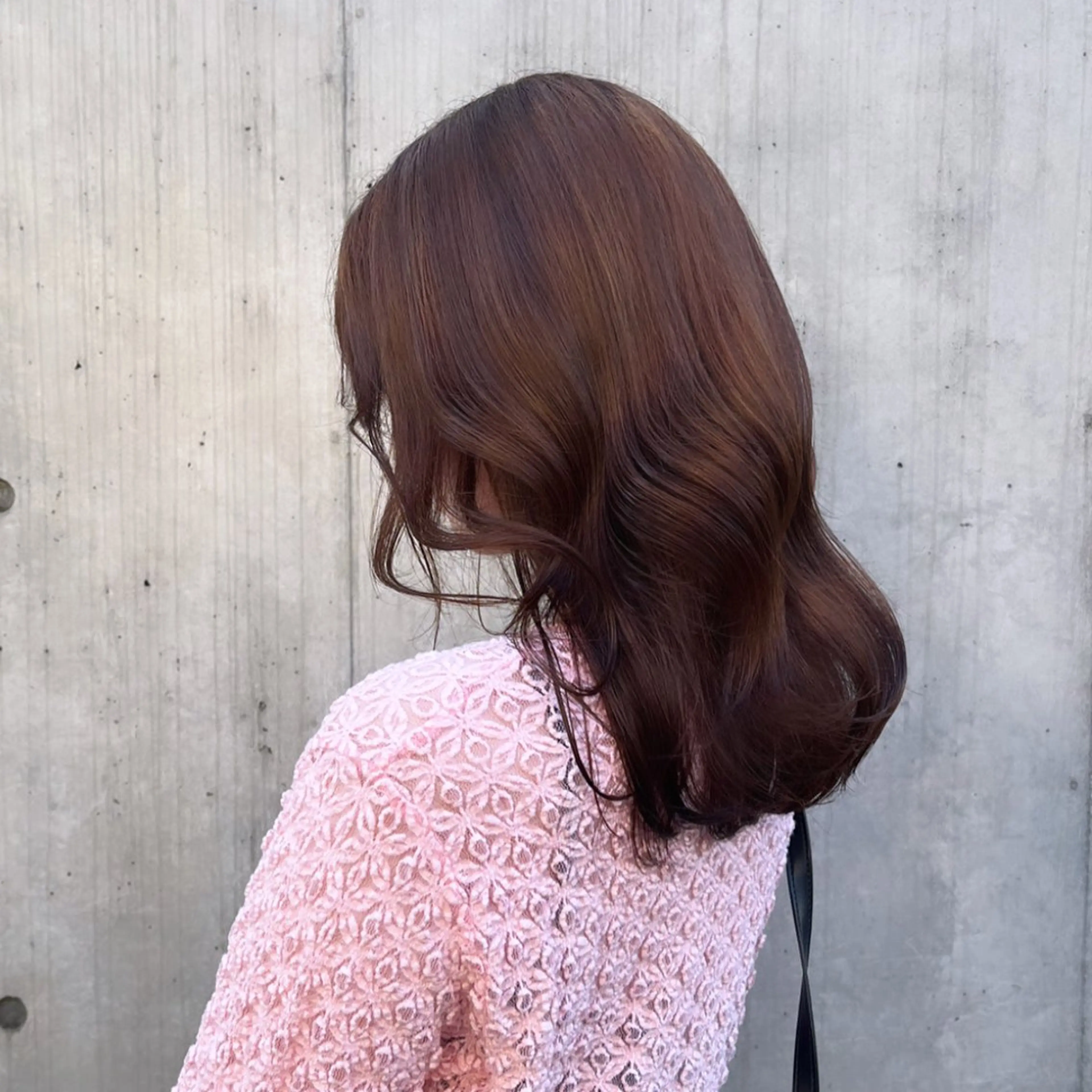 ミディアム カラー ブリーチ ブラウンカラー ダブルカラー ブリーチなしカラー ピンクカラー ヘアカラー トリートメント ヘッドスパ ヘアセット カジュアルを女っぽく 𝗮𝘆𝗮𝗰𝗼のヘアスタイル