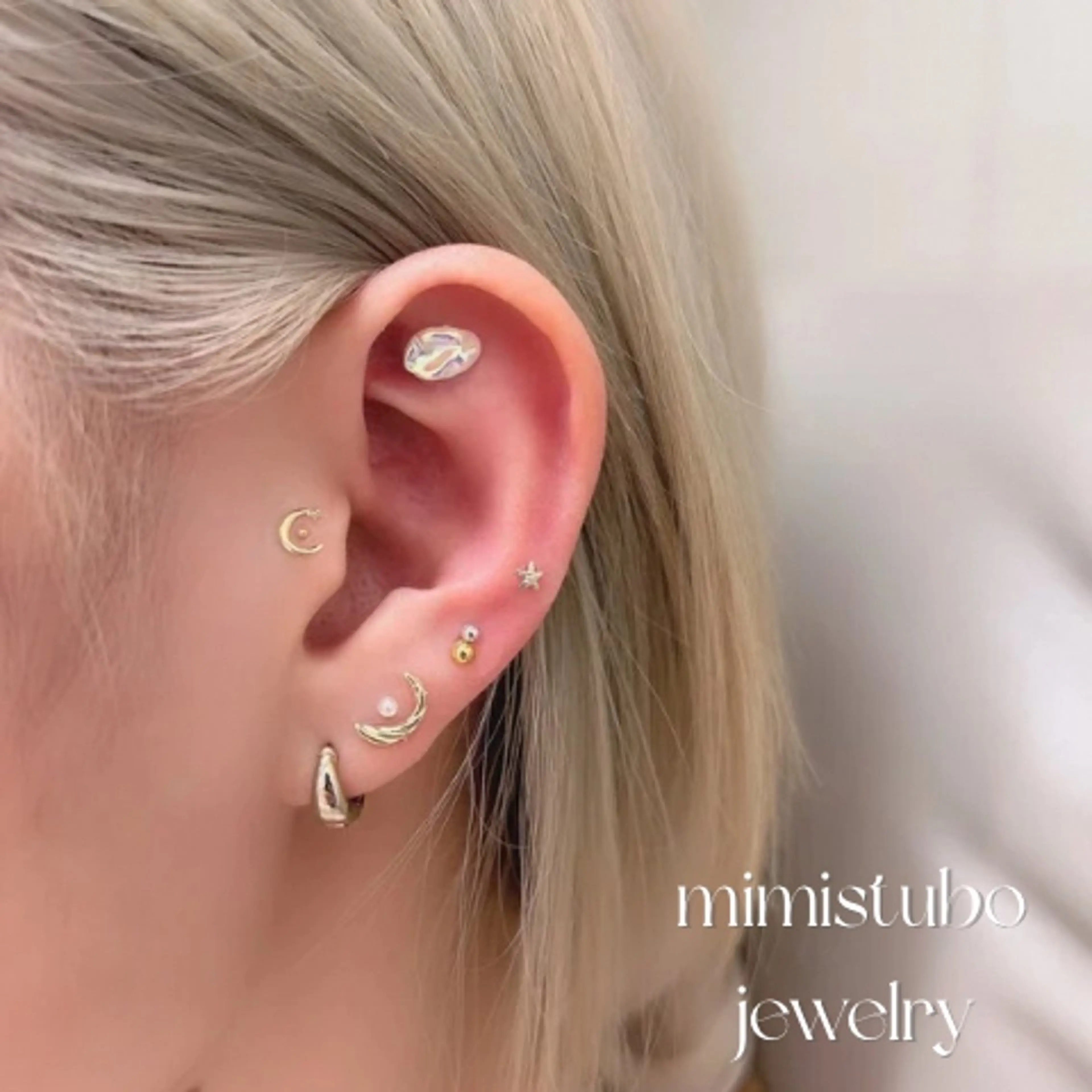 SNSで話題沸騰中✨12月3名様限定⭐️耳ツボジュエリー👂🏻💎10粒(片耳5粒)の写真
