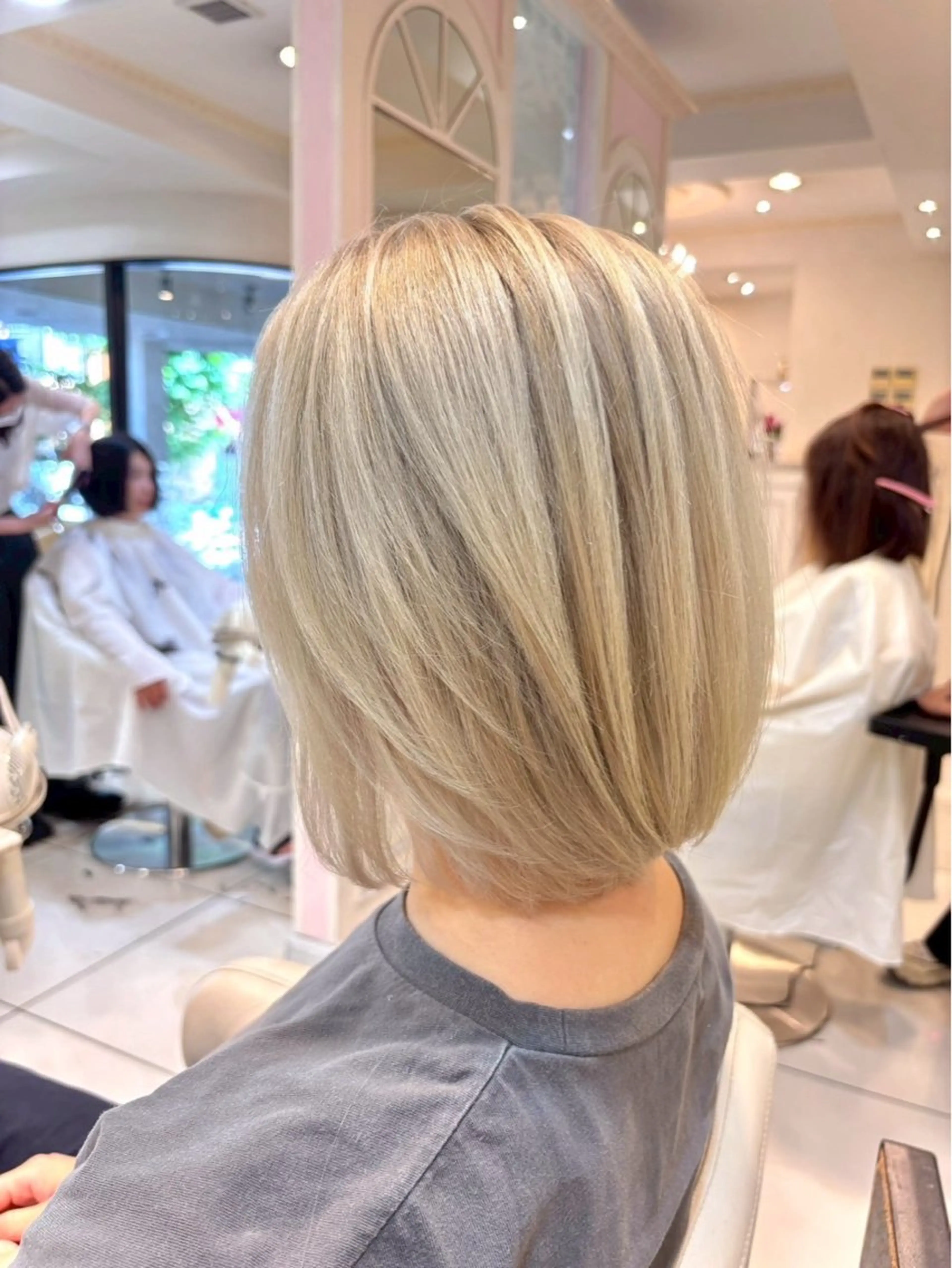 ショート カラー ブリーチ 縮毛矯正🌀 SARAのヘアスタイル