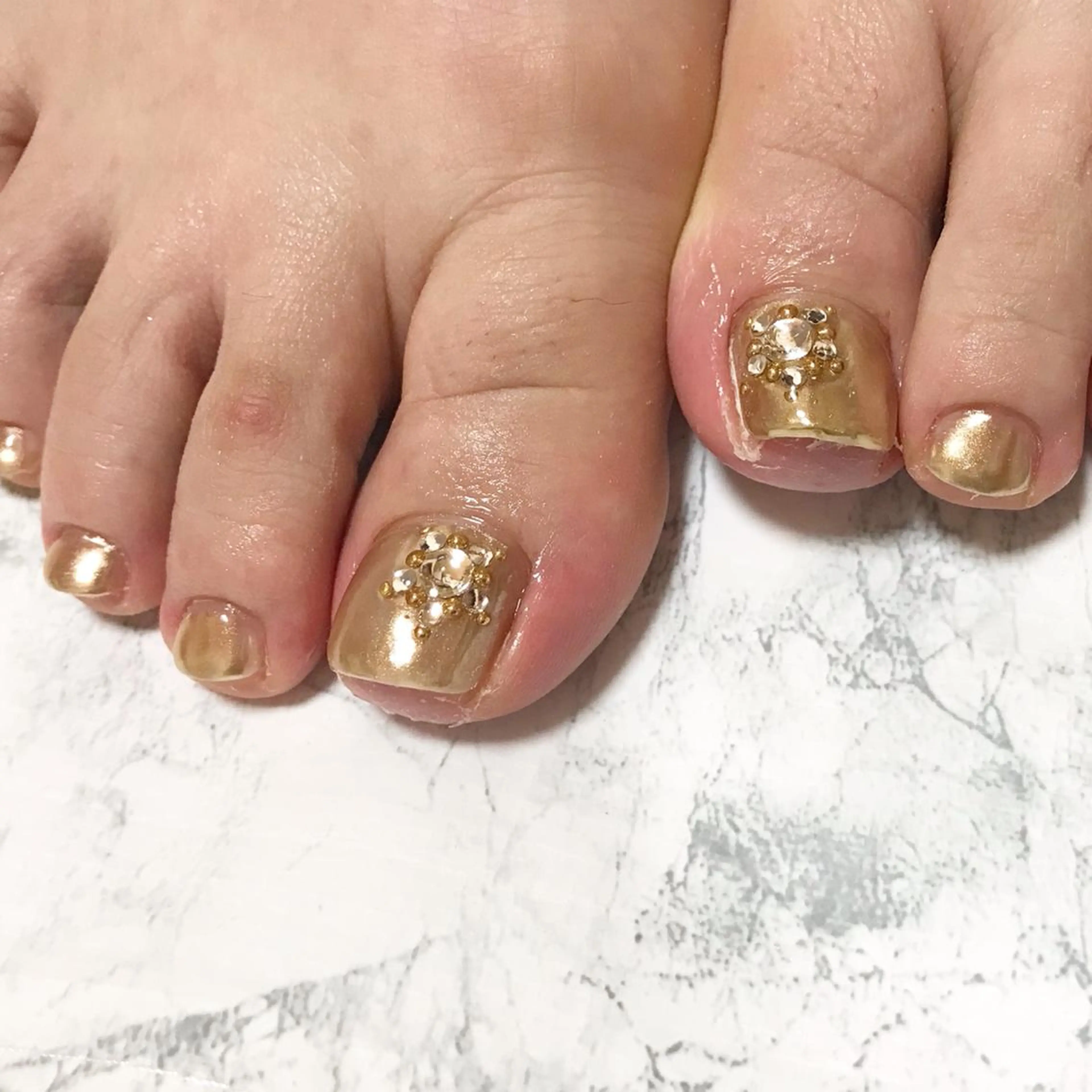 ネイル フットネイル ゴールド ニュアンスネイル シンプルネイル 春ネイル フットネイル ネイル フフラ所属・nail fufla ♡yamane♡のネイルデザイン