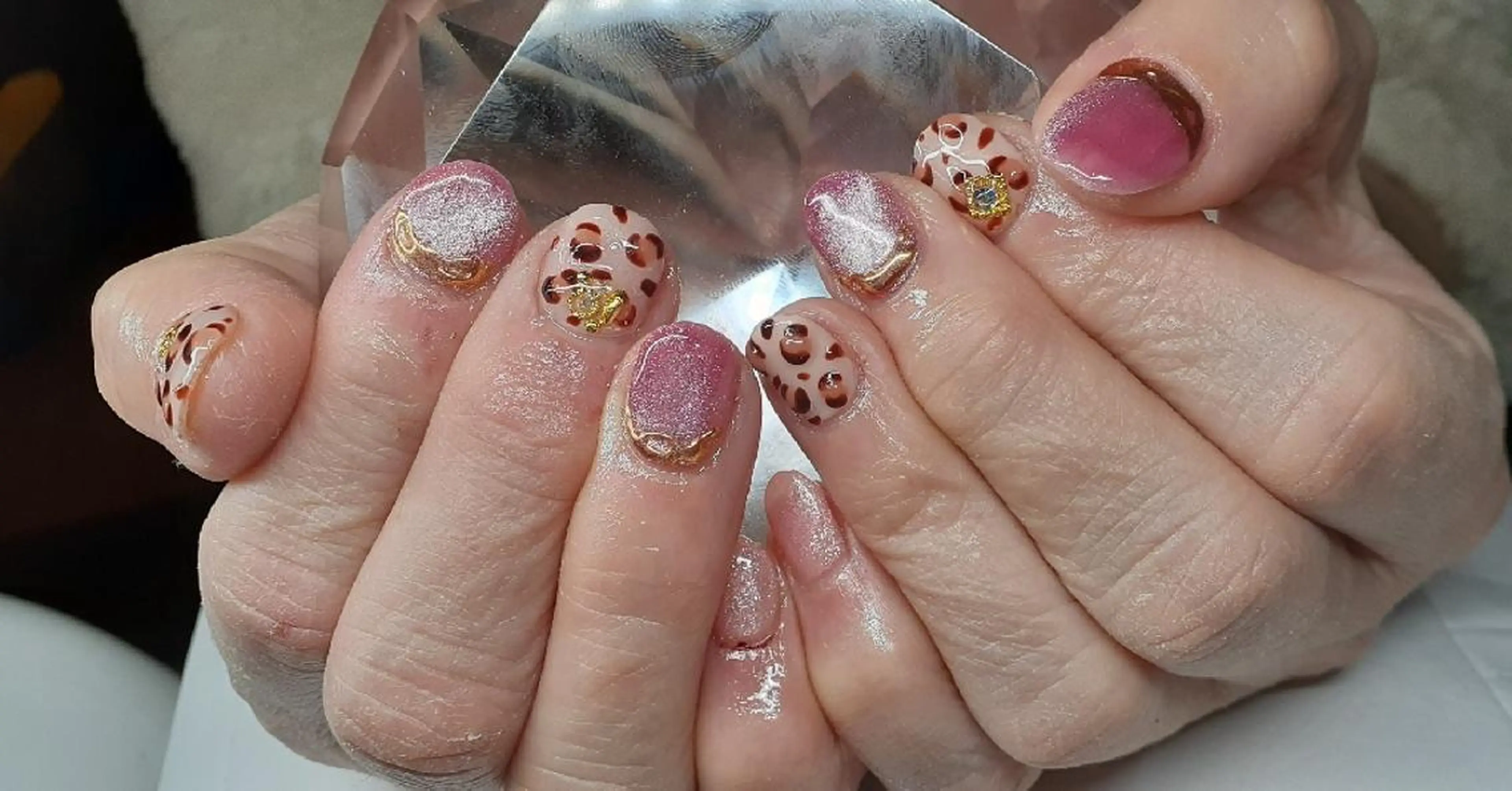 ハンドネイル♡ベースカラー＋アート4本の写真