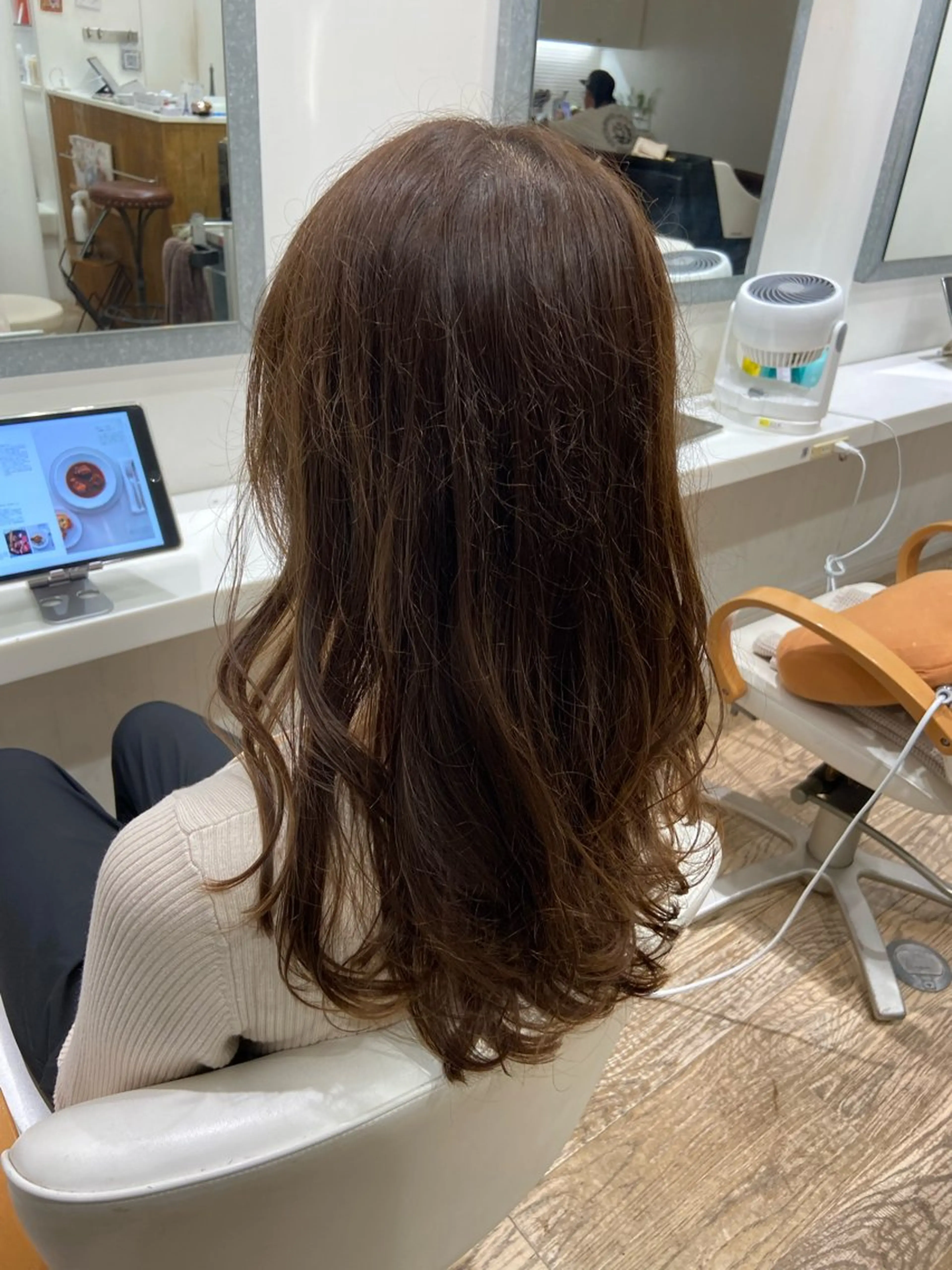 ロング atelier doux dimanche（アトリエ・ドゥー・ディマンシュ）所属・Fukamiレイヤー 透明感カラーのヘアスタイル