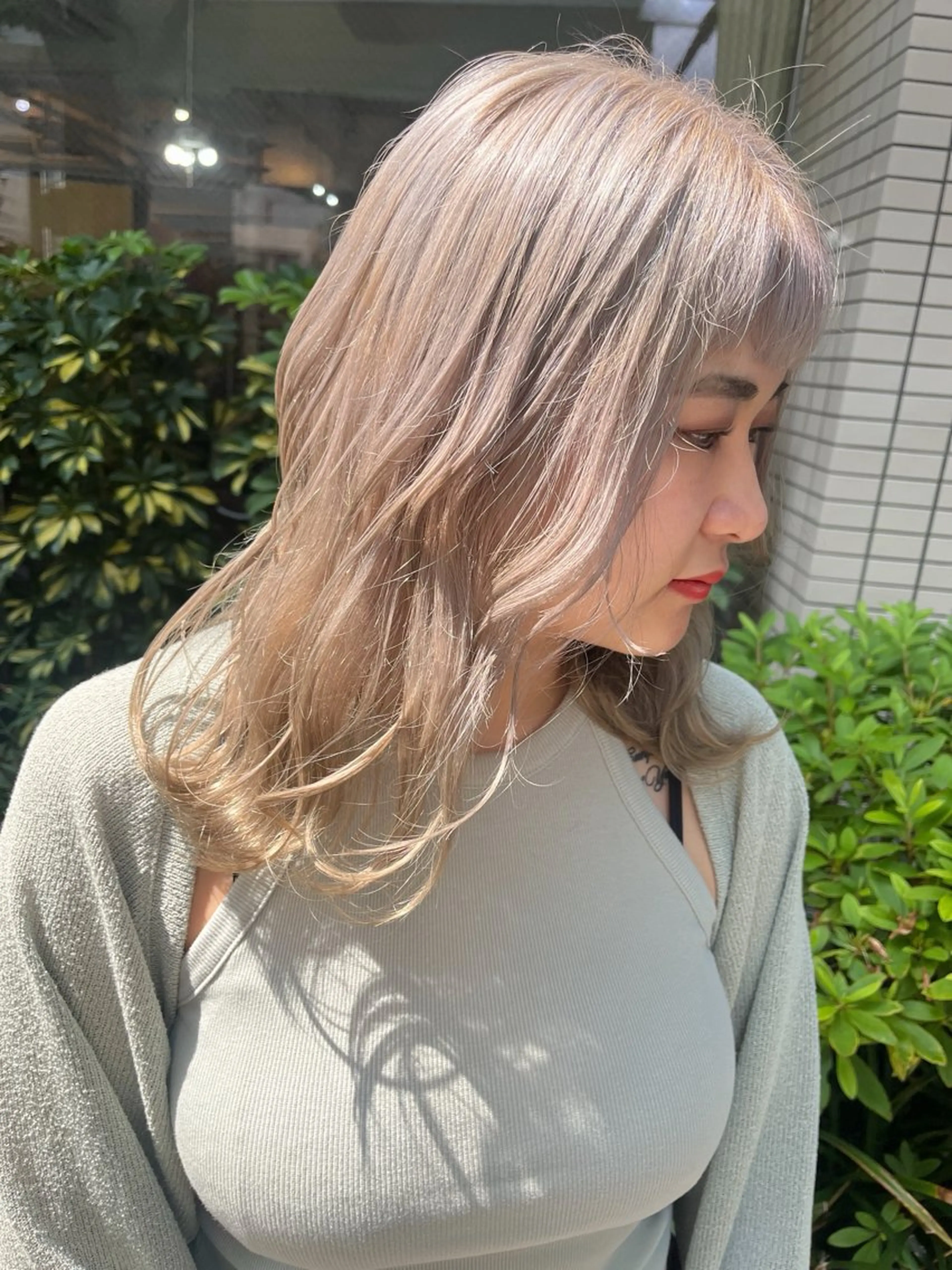 ミディアム カラー ベージュカラー ハイトーンカラー ハイトーンベージュ カット ヘアカラー トリートメント モモカ/ハイトーン /バレイヤージュのヘアスタイル