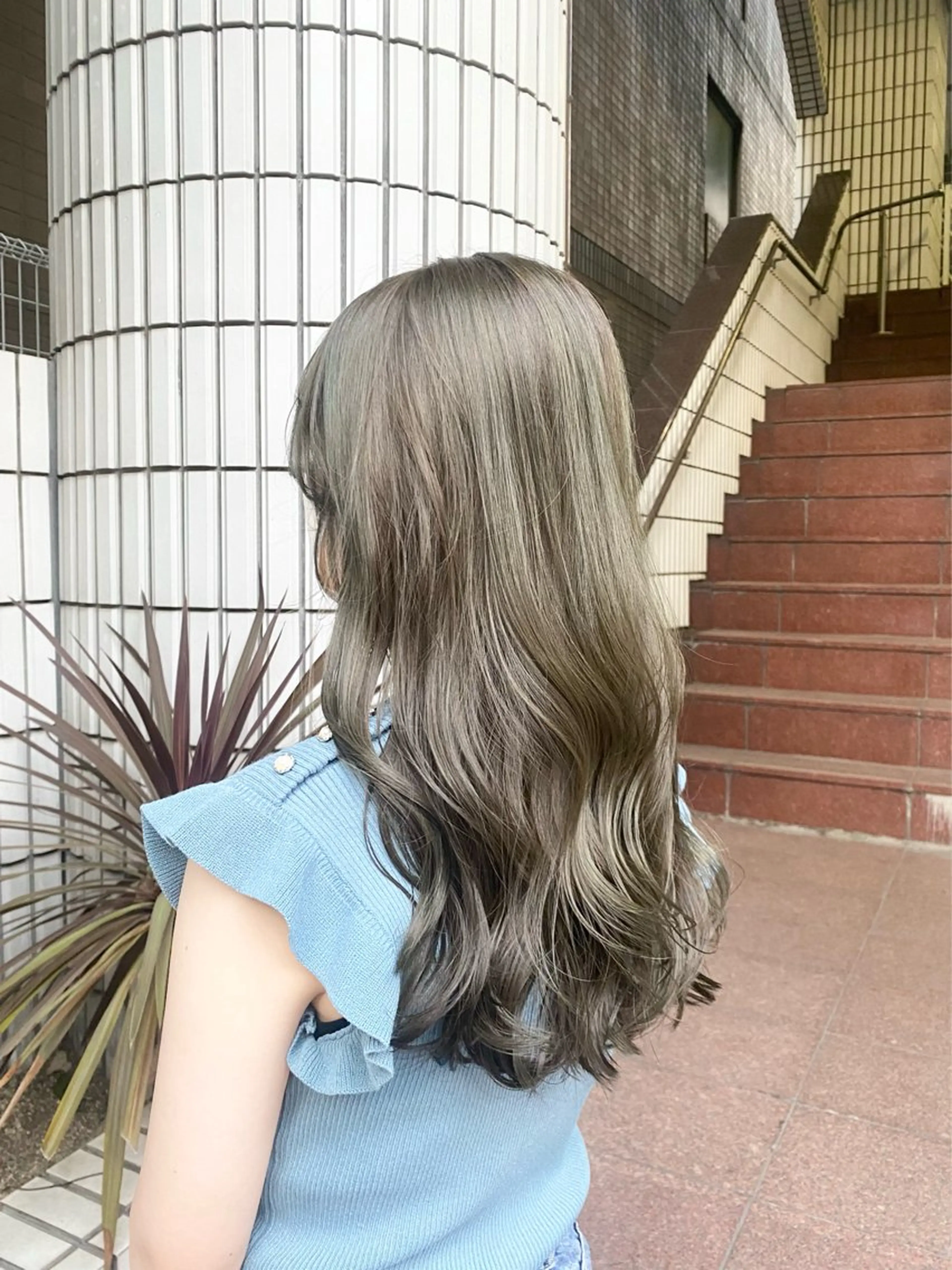 ロング カラー ブリーチ ブリーチなしカラー オリーブグレー motel所属・雰囲気引き出す ✨大人レディのヘアスタイル