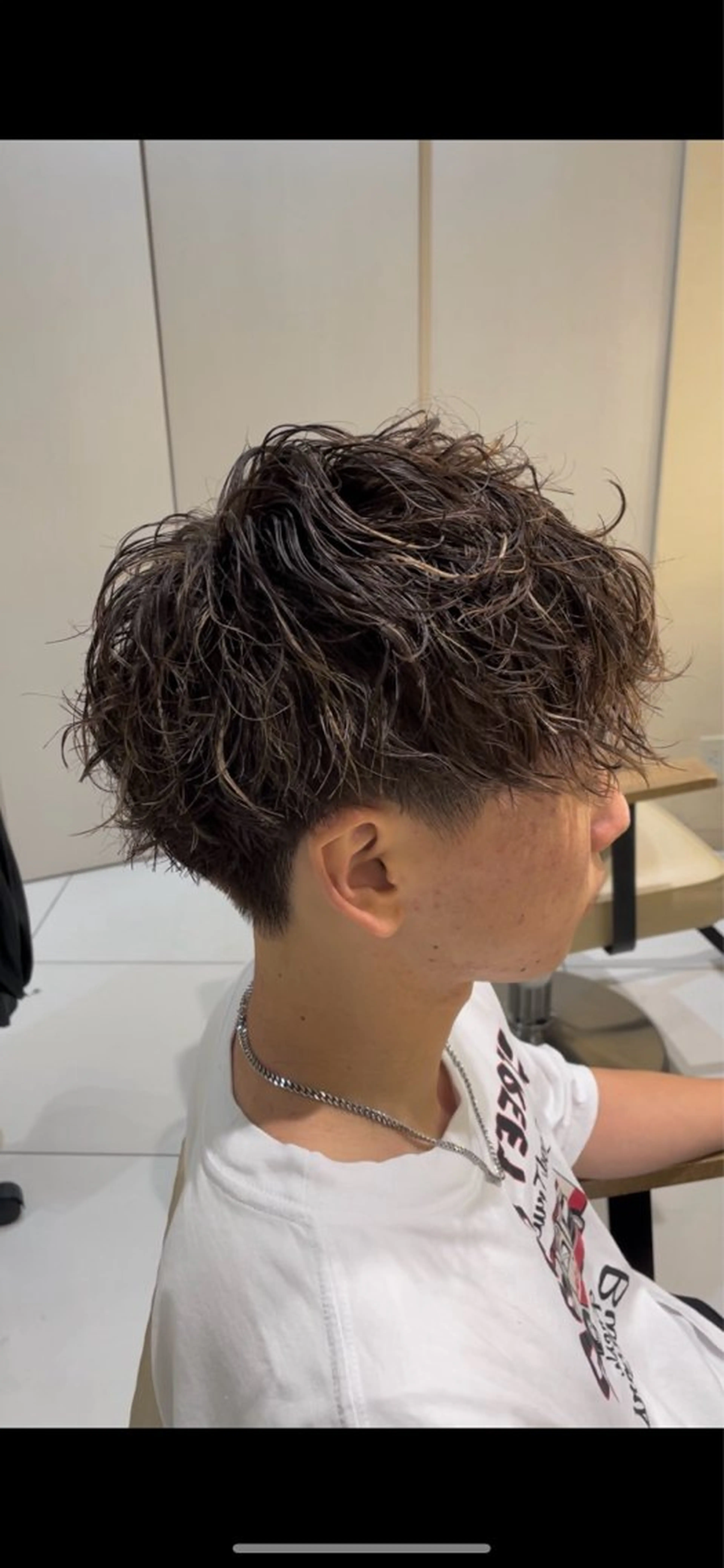 ミディアム パーマ メンズ ミディアムパーマ ダウンパーマ メンズパーマ 学生(メンズ向け) 波巻きパーマ 本厚木|縮毛矯正/ 酸性スト専門サロンのヘアスタイル