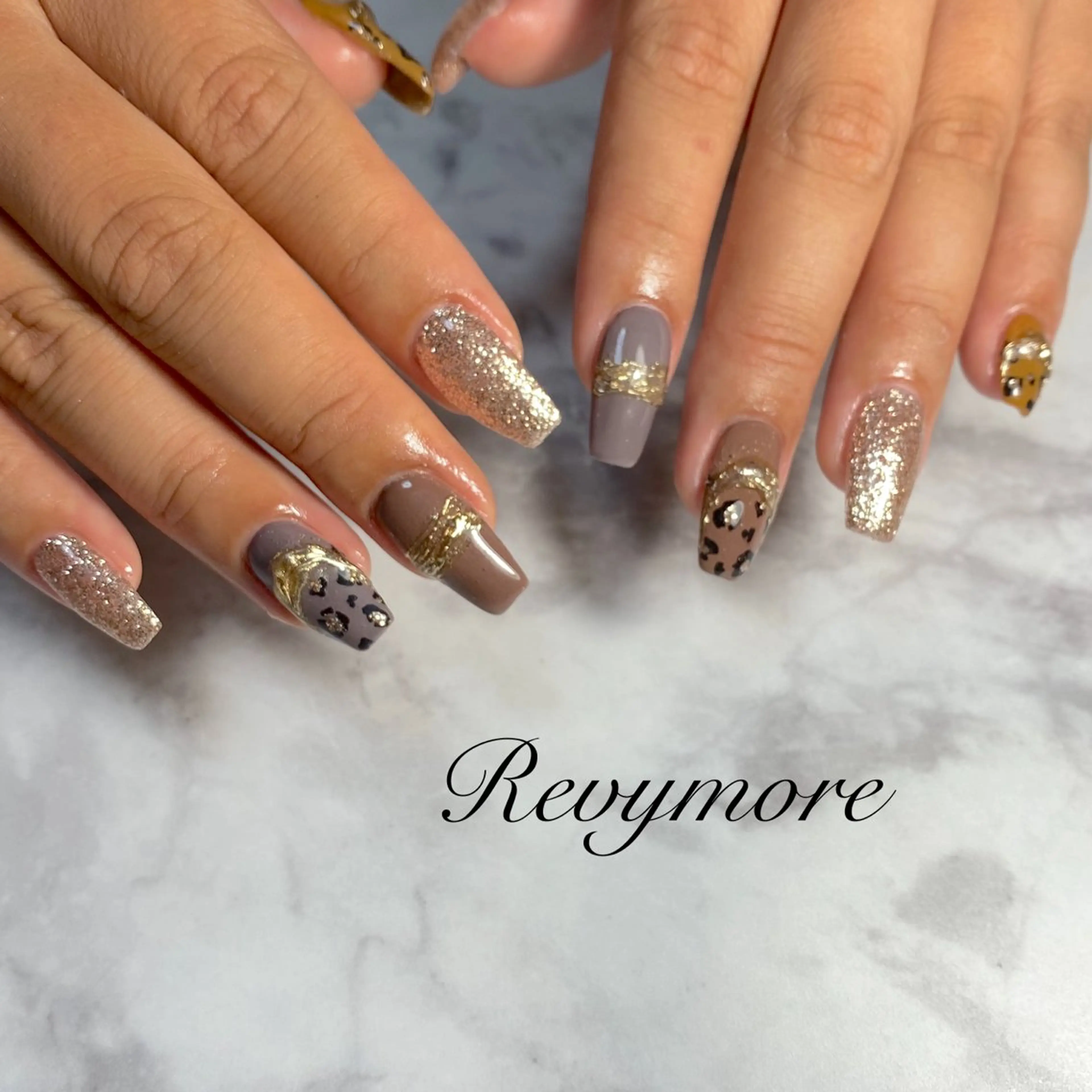 ネイル アニマル柄 ブラウン ジェルネイル キラキラネイル 韓国ネイル nail salon Revymore所属・nail salon Revymoreのネイルデザイン