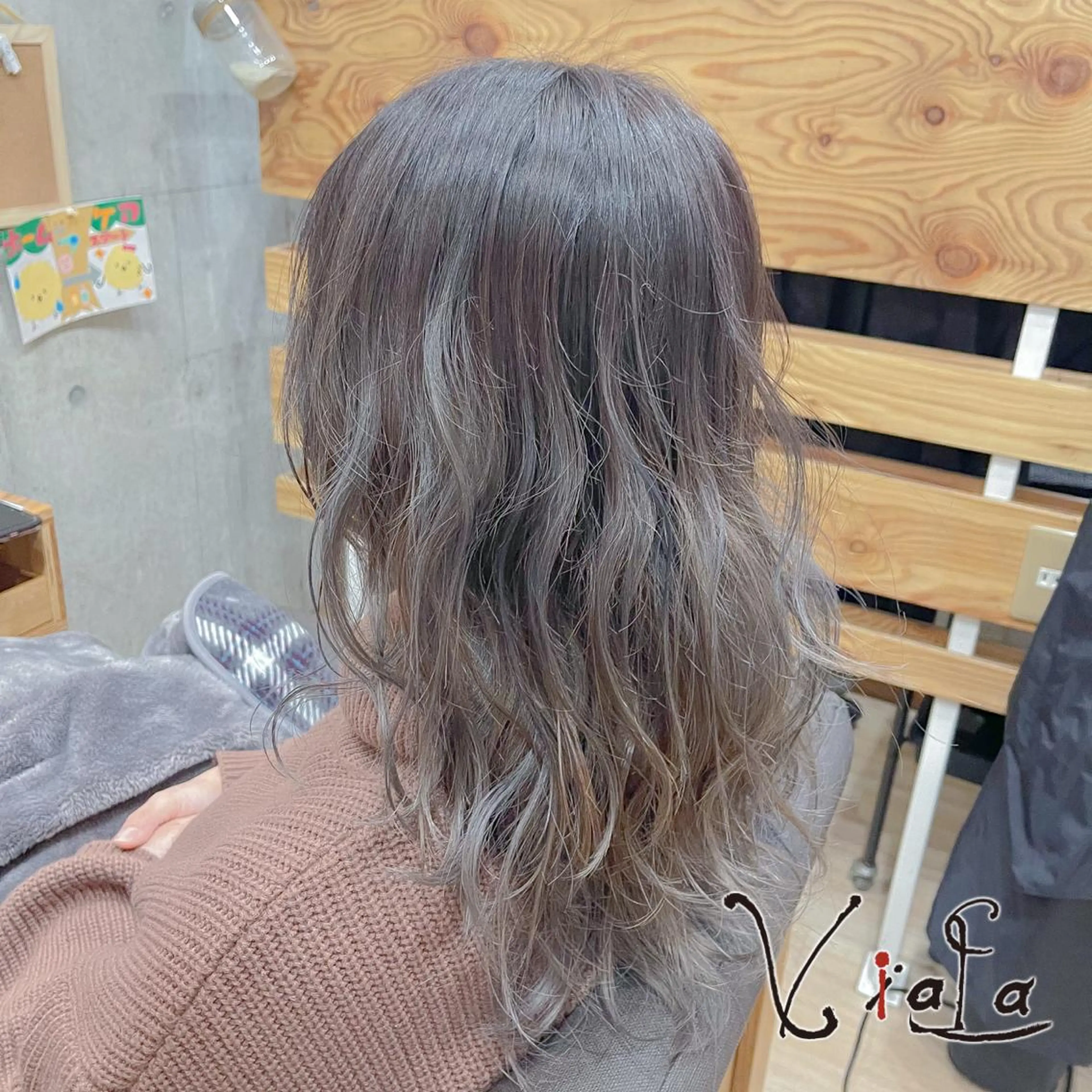 セミロング カラー バレイヤージュ グレージュ レイヤーカット ViaLa Hair 🌈すずきたくむ✂︎のヘアスタイル