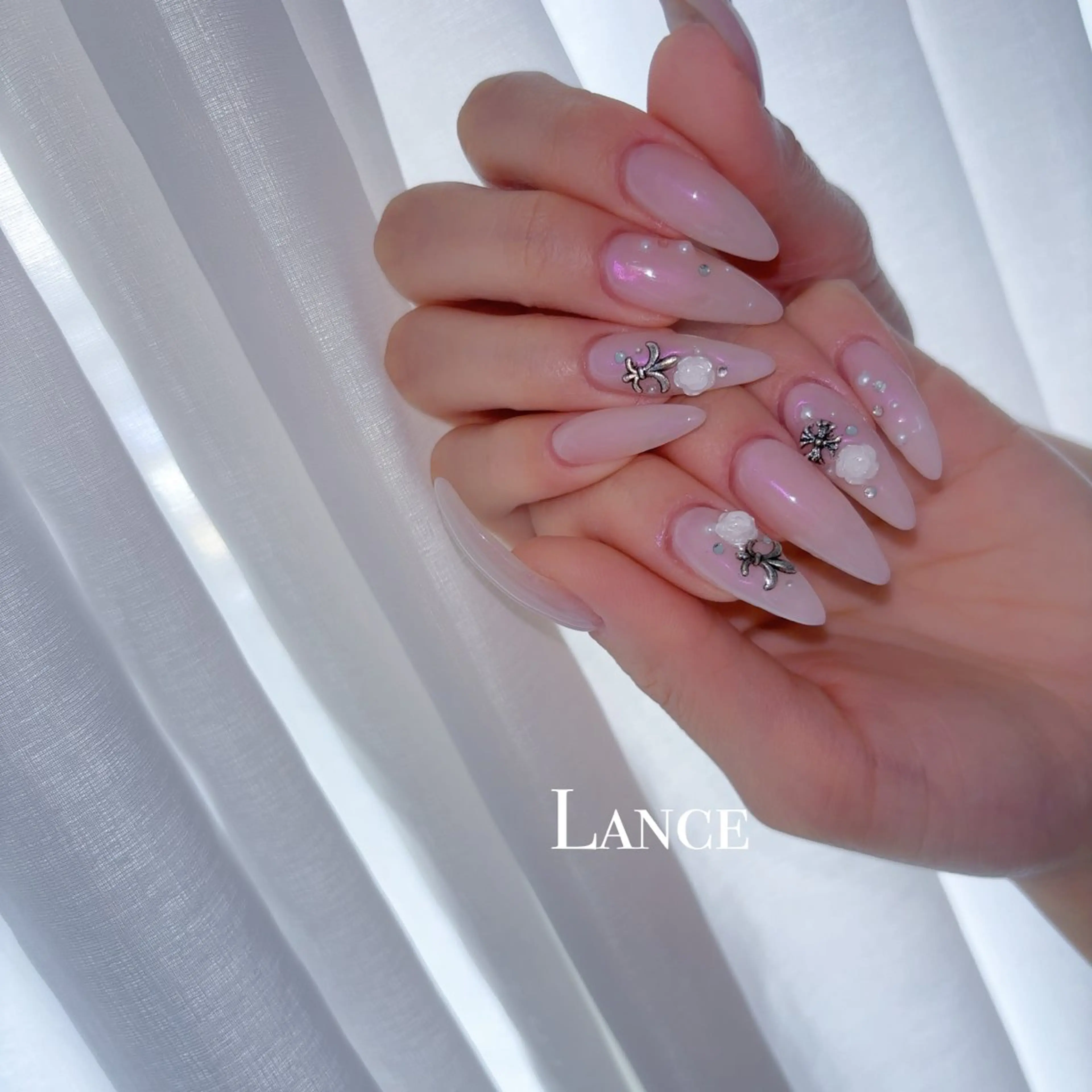 ネイル オーロラネイル キラキラネイル 韓国ネイル 春ネイル ワンホンネイル ハンドネイル Lance nailのネイルデザイン