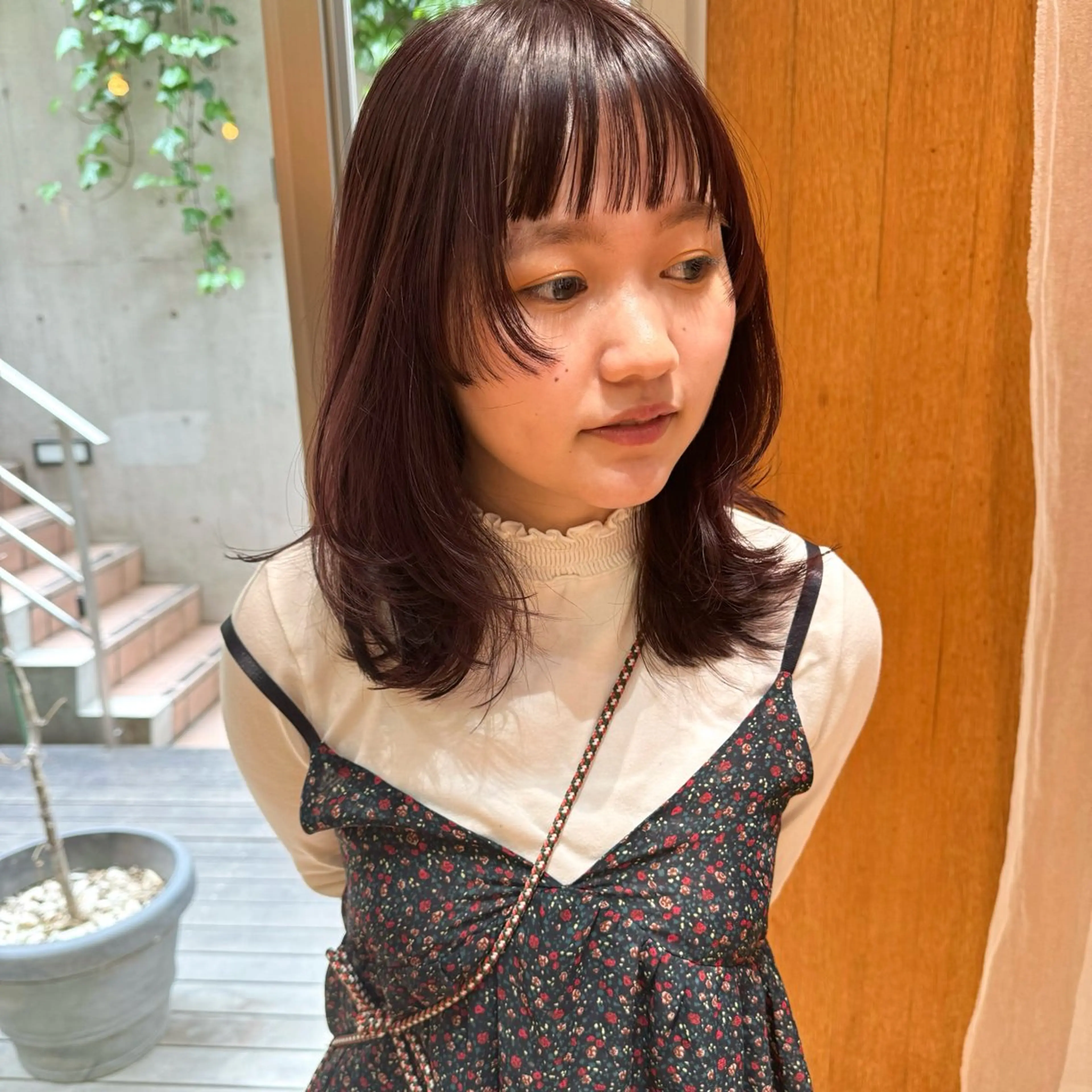 ミディアム カラー レイヤーカット カット ヘアカラー 大橋 芽衣のヘアスタイル