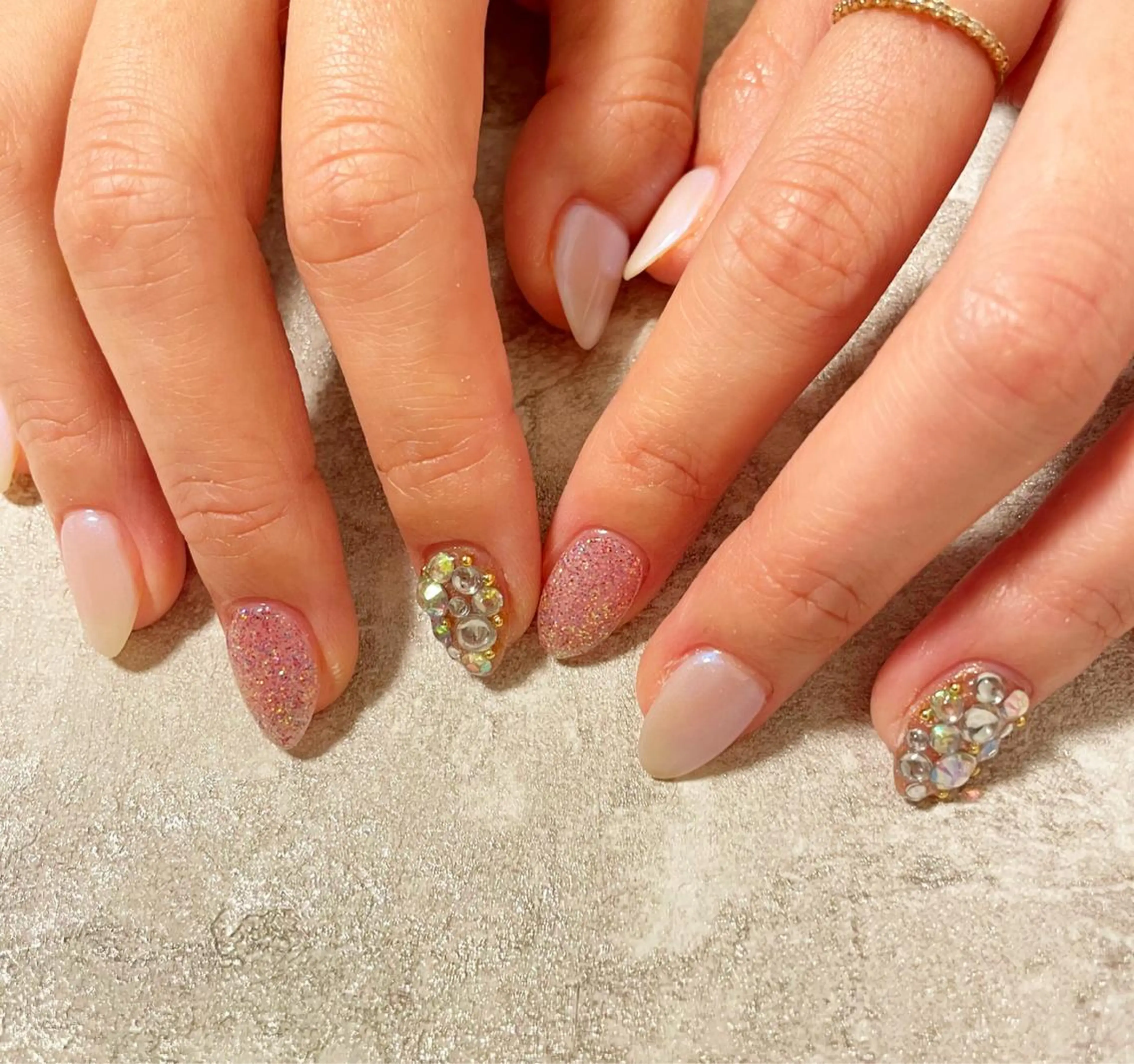 ミディアム ネイル キラキラネイル ストーンネイル Re:st〔リスト〕所属・ayane Re:st〔リスト〕のネイルデザイン