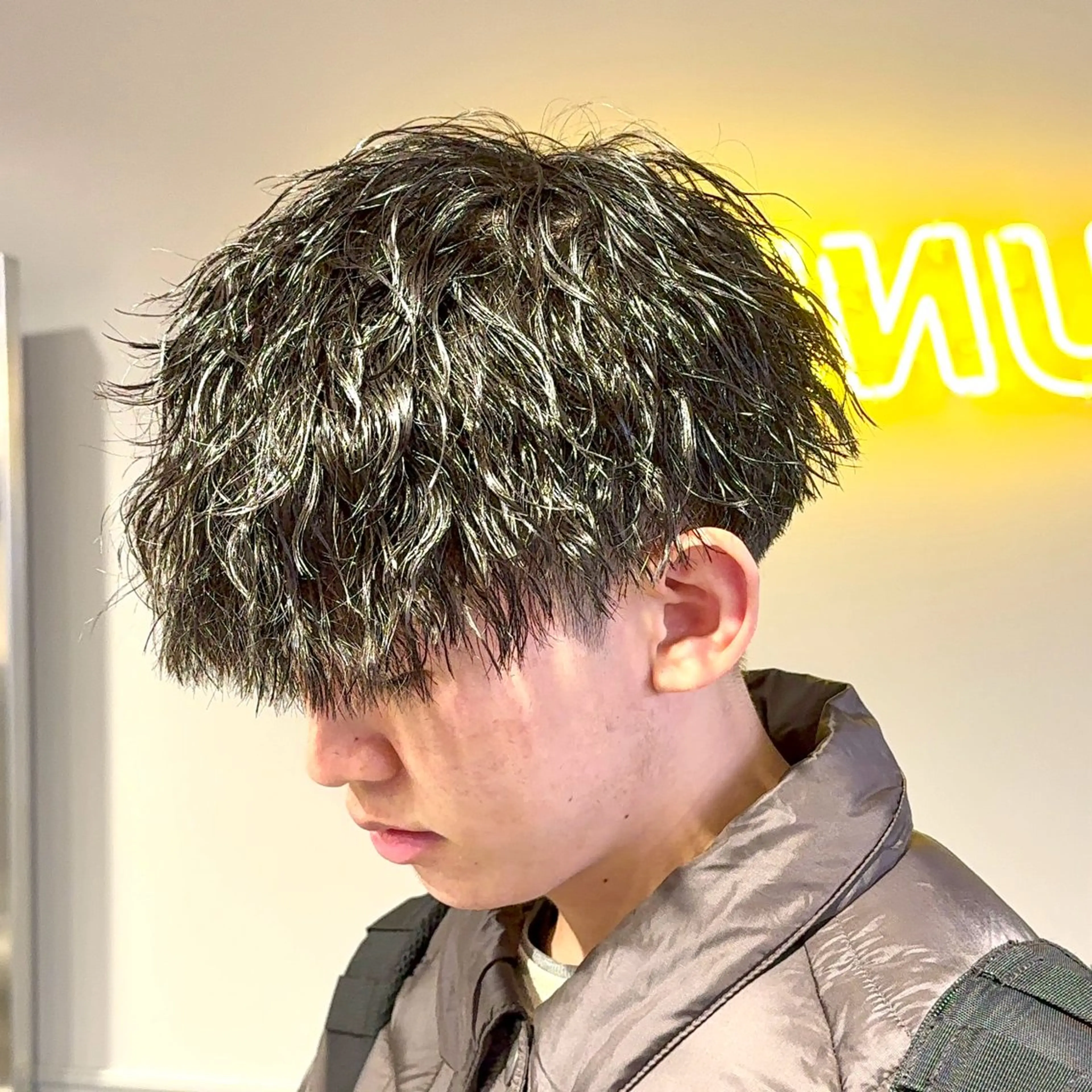 ショート パーマ ヘアアレンジ メンズ マッシュ メンズパーマ 波巻きパーマ 顔まわりカット の達人のヘアスタイル